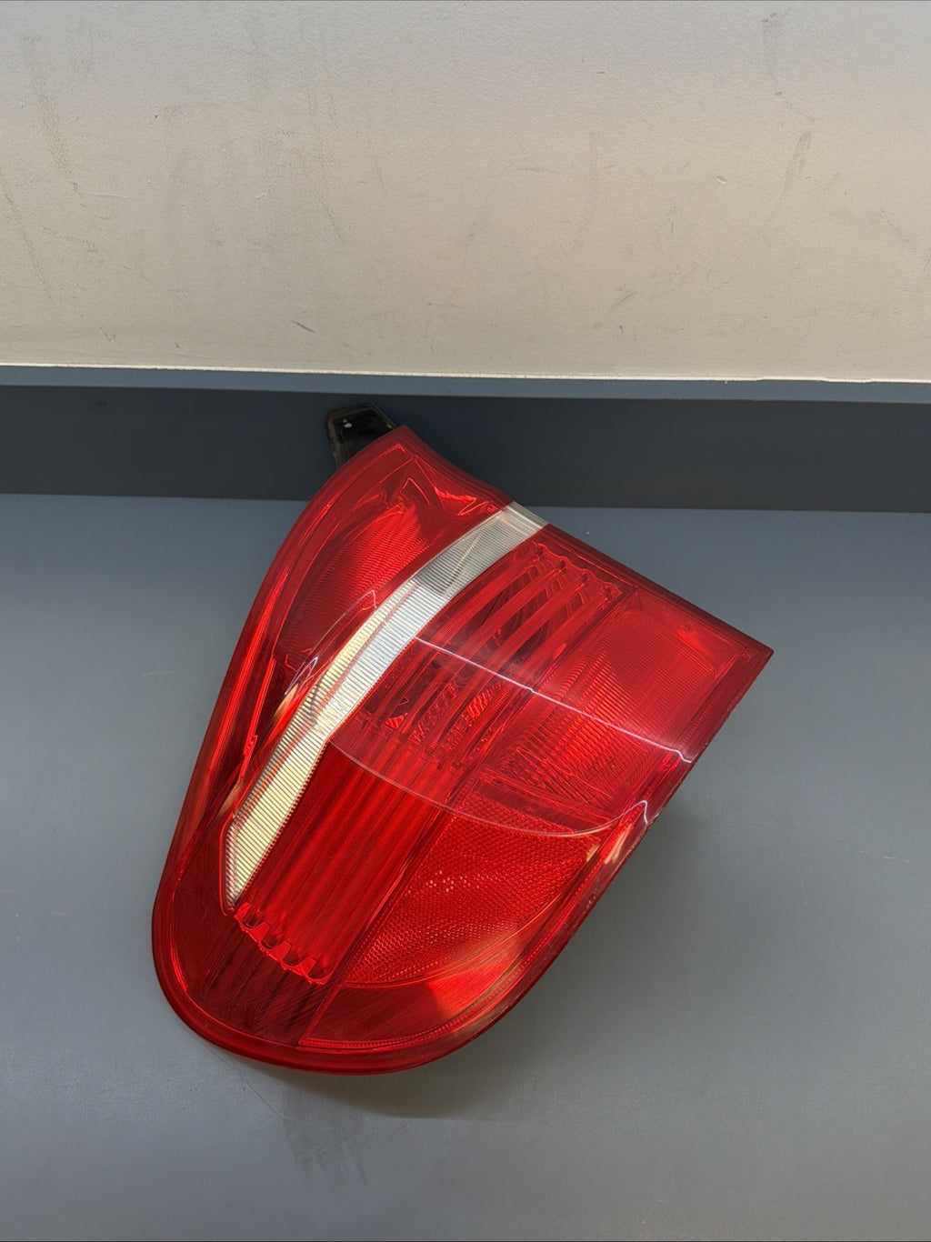BMW E70 X5 LEFT REAR OUTER BRAKE TAIL LIGHT LAMP 7200819 OEM