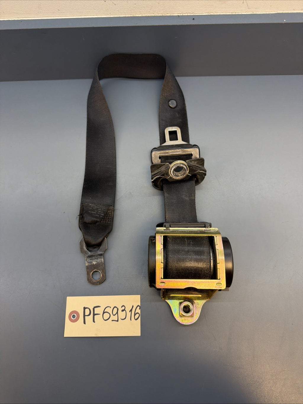 2001-2005 BMW 325I 325XI FRONT LEFT DRIVER SEAT BELT RETRACTOR 7009857 OEM