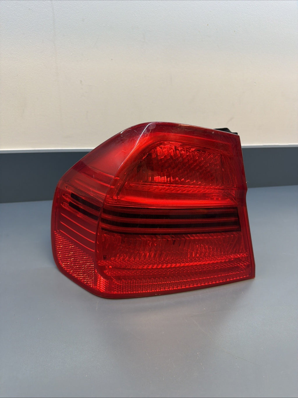 06–08 BMW 325i E90 Left Rear Tail Light OEM 7161955 DRIVERS SIDE PRE LCI NOT OEM
