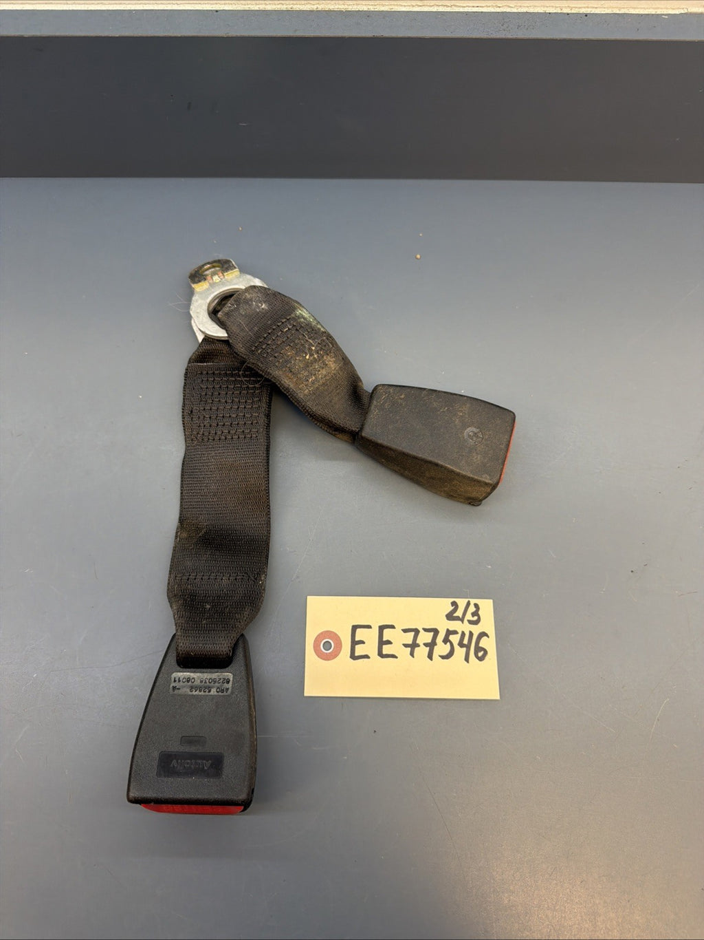 99-06 BMW E46 325 330 REAR PASSENGER SEAT BELT BUCKLE RECEIVER OEM 8233292