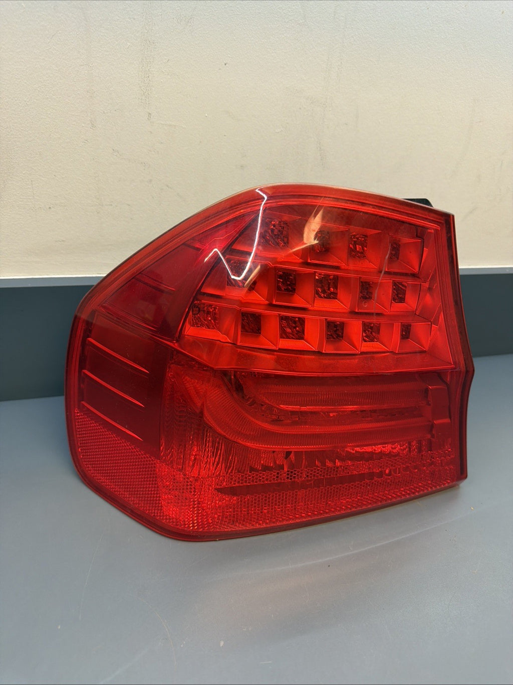 BMW 09-11 E90 LCI LEFT DRIVER SIDE REAR OUTER TAIL LIGHT OEM 7289429