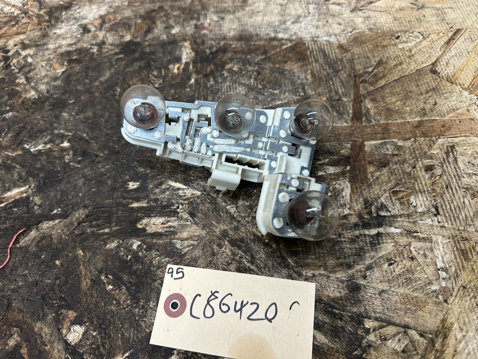 BMW 06-08 E90 PRE LCI RIGHT/PASSANGER SIDE TAILLIGHT BULB HOLDER OEM 6937474