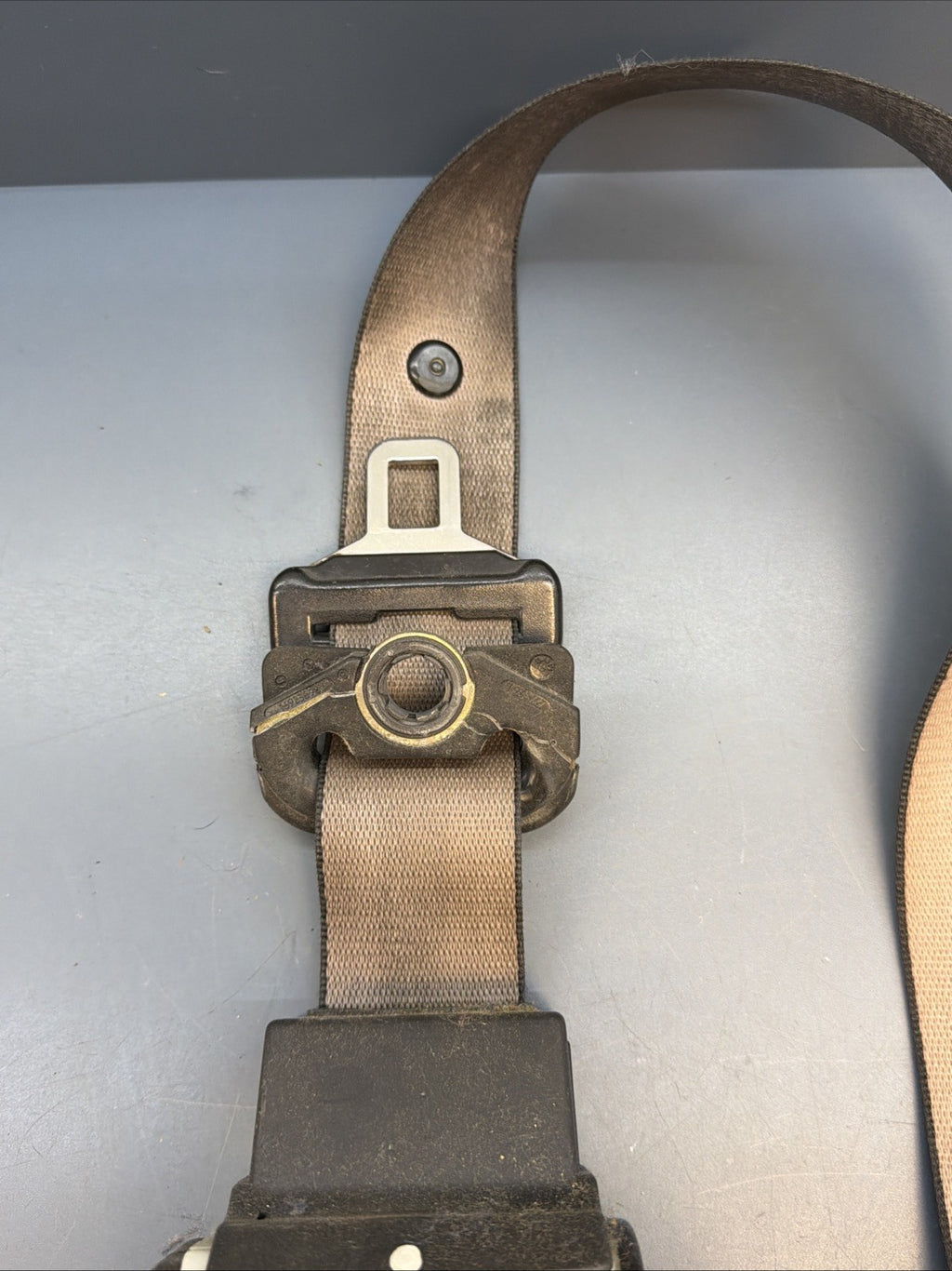 89-95 Bmw E34 5 Series Front Left Side Upper Seat Belt Retractor Beige 8164161
