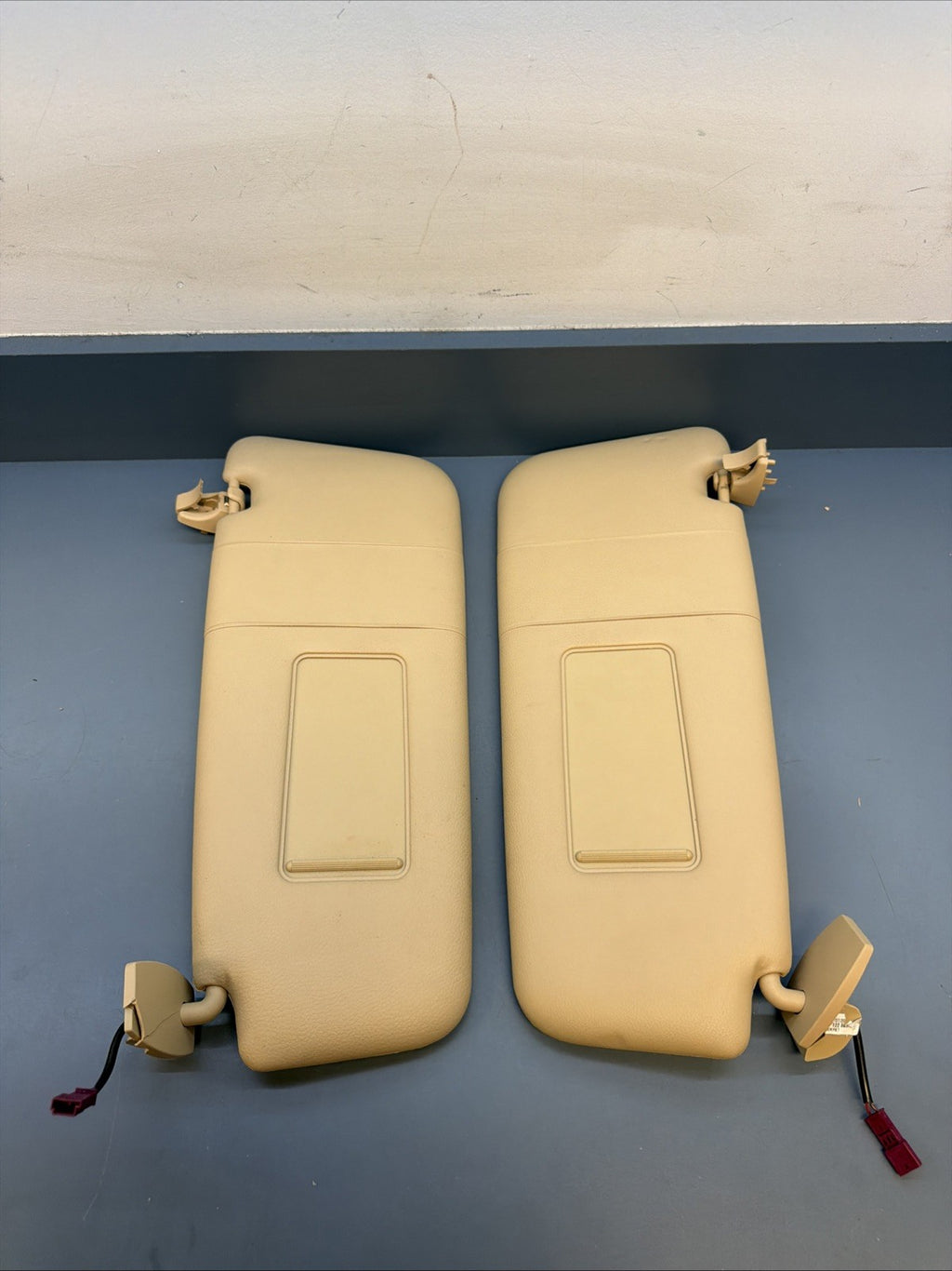 04-10 BMW E60 535 550 M5 FRONT LEFT & RIGHT SUN VISORS BEIGE 7124331 7124332