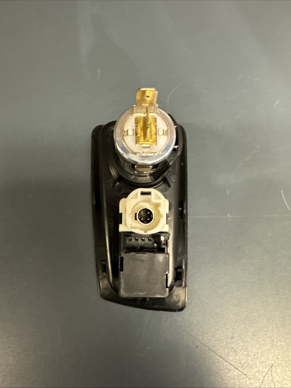 BMW 1 3 5 7 E60 E70 E81 E87 E90 F01 F07 F10 USB AUX-IN Socket Port Plug 9237653
