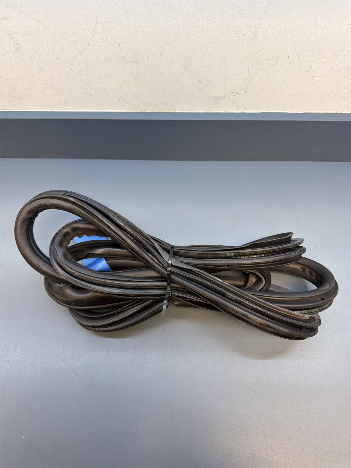 12-18 BMW 328i F30 FRONT LEFT OR RIGHT DOOR WEATHERSTRIP SEAL 7258312