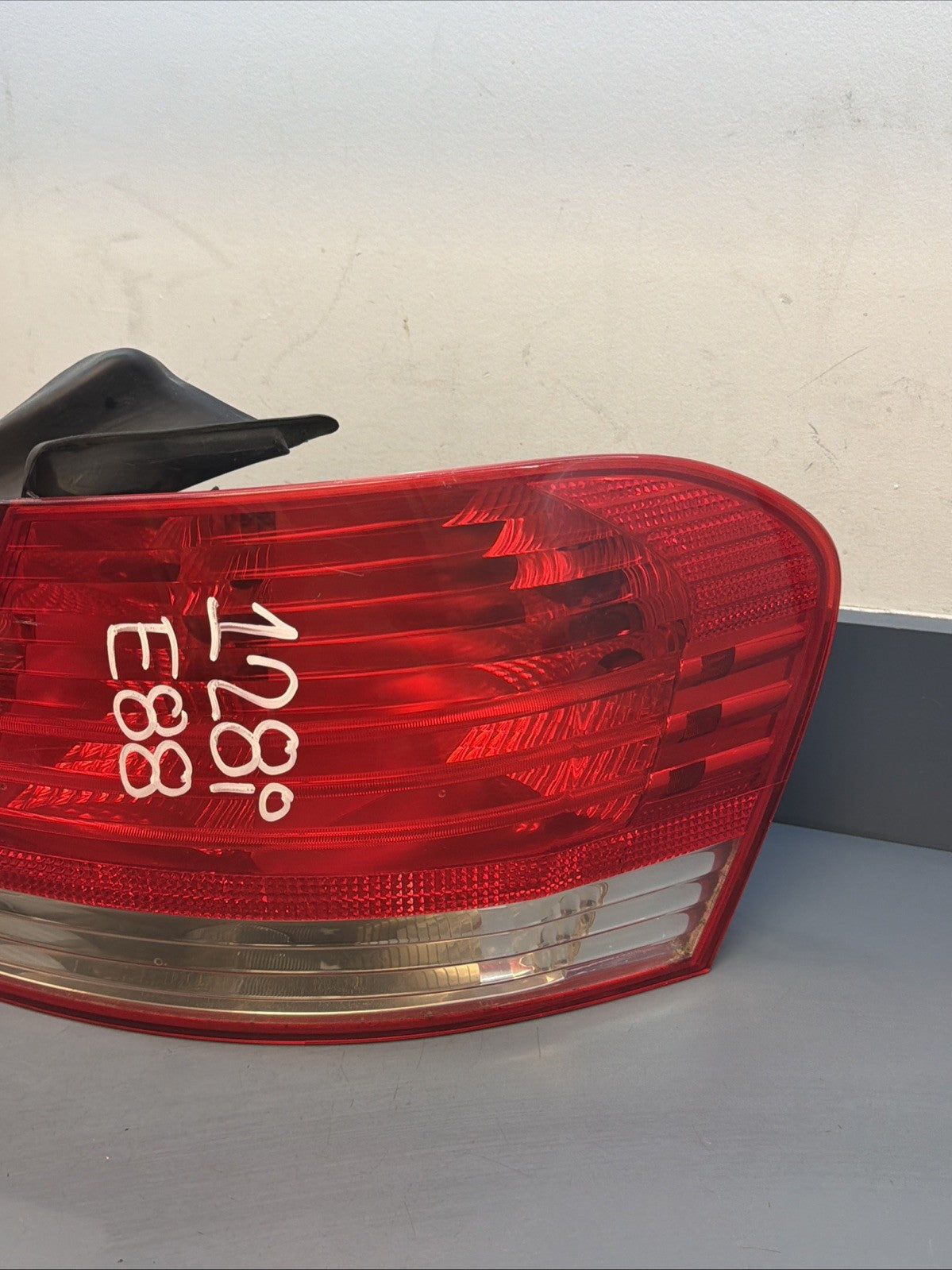 2008 - 2011 BMW E82 128I 135I REAR RIGHT PASSENGER OUTER TAIL LIGHT OEM 7285642