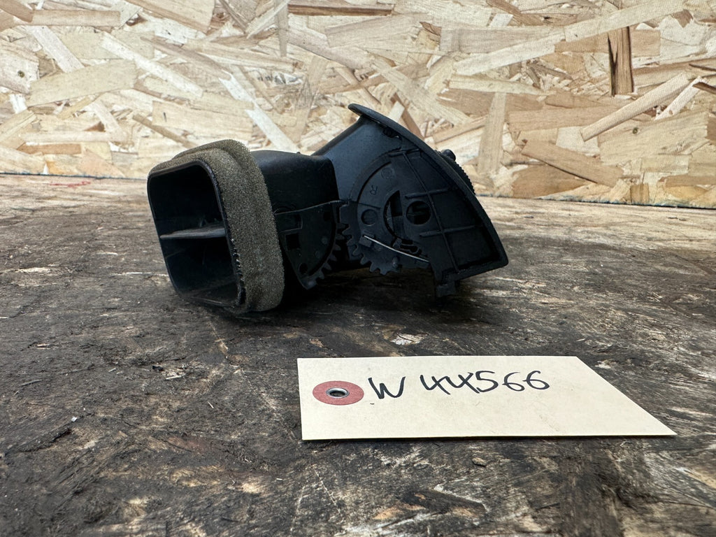 BMW 1999-2005 E46 RIGHT SIDE DASH AIR VENT OEM 8361898