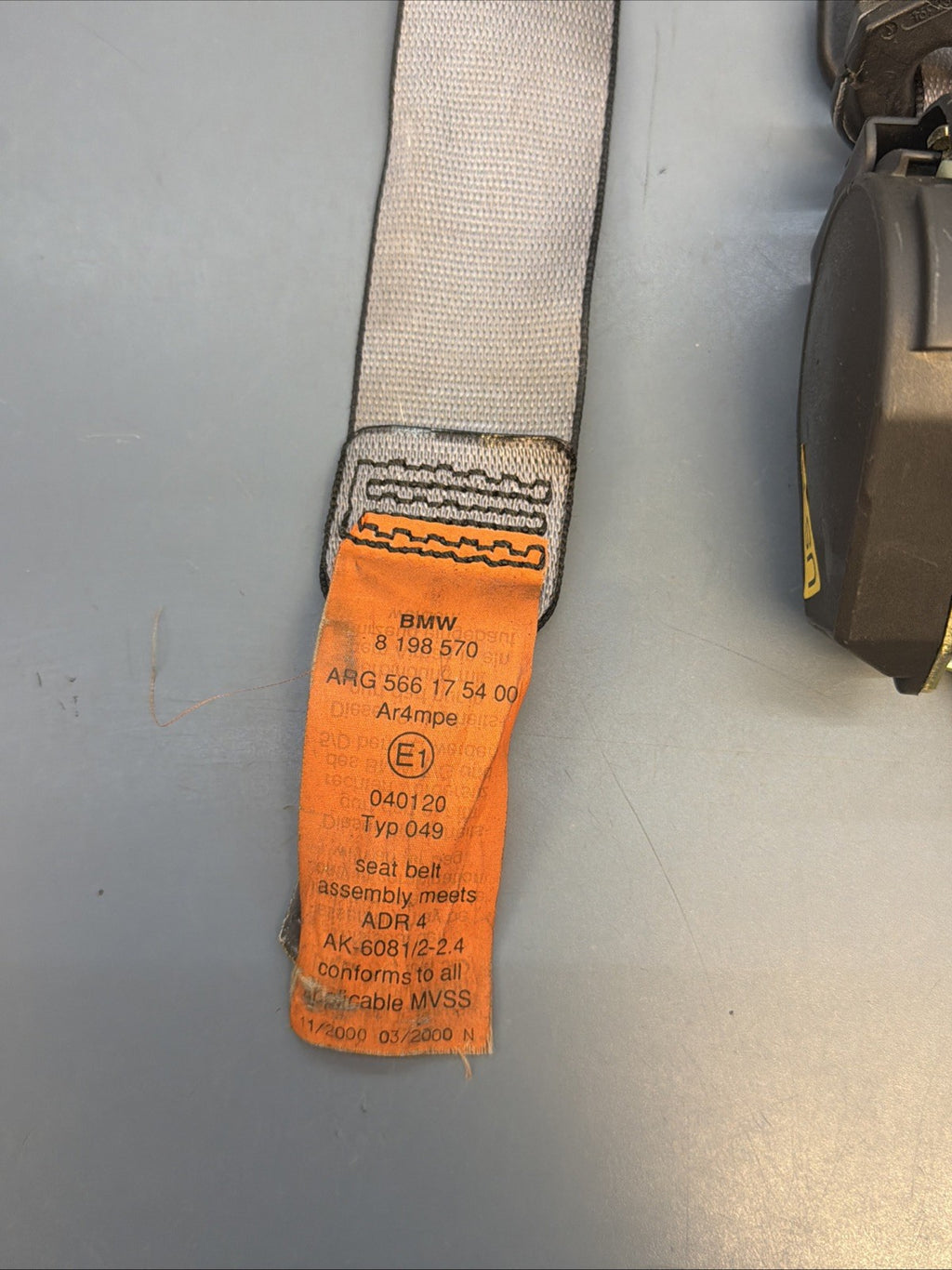 95-03 Bmw E39 5/7 Series Front Right Pass Upper Seat Belt Retractor Gray 8198570