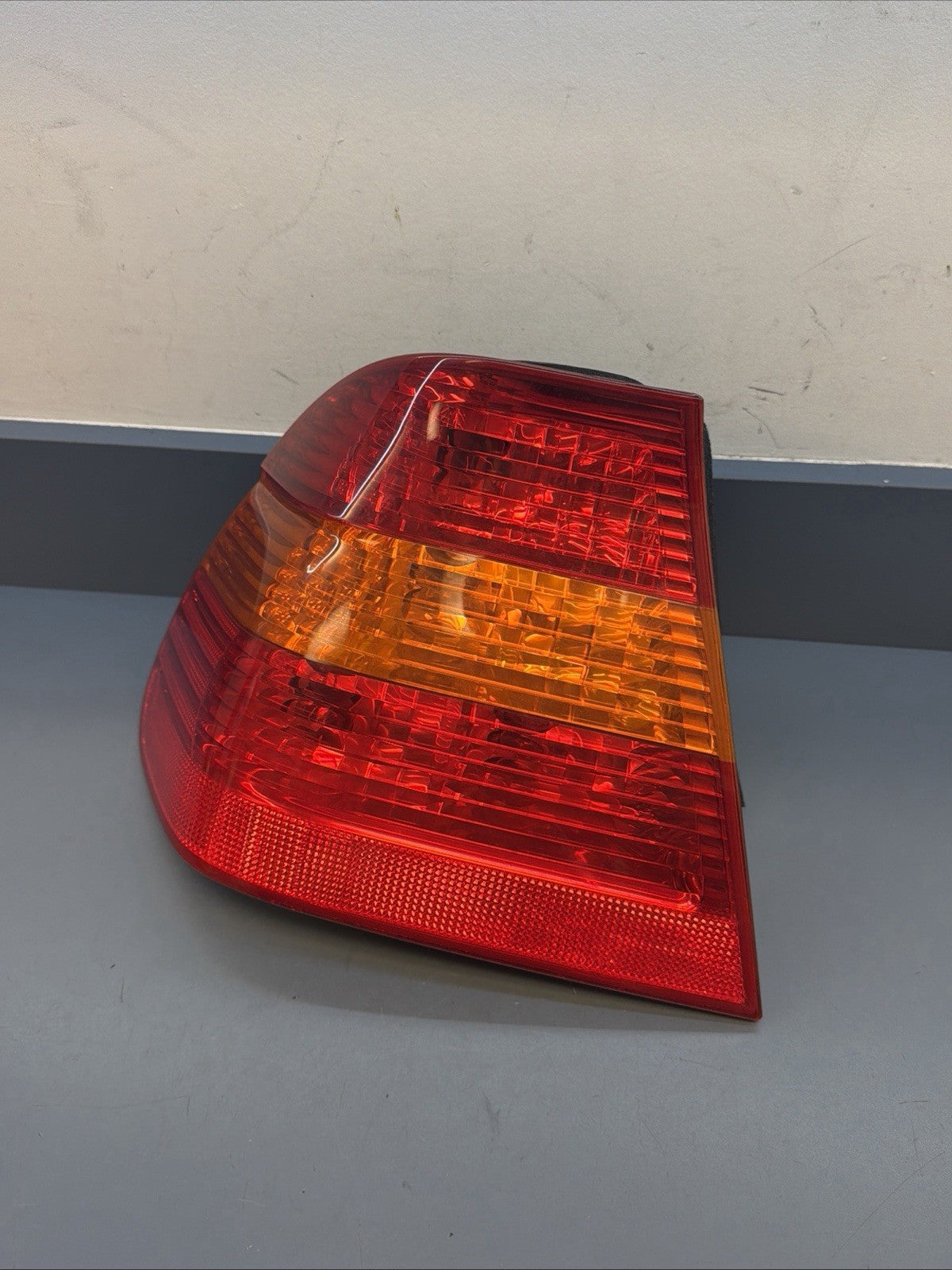 2002-2005 BMW E46 325 330 SEDAN LEFT DRIVER SIDE TAIL LIGHT OEM 6907933 OEM