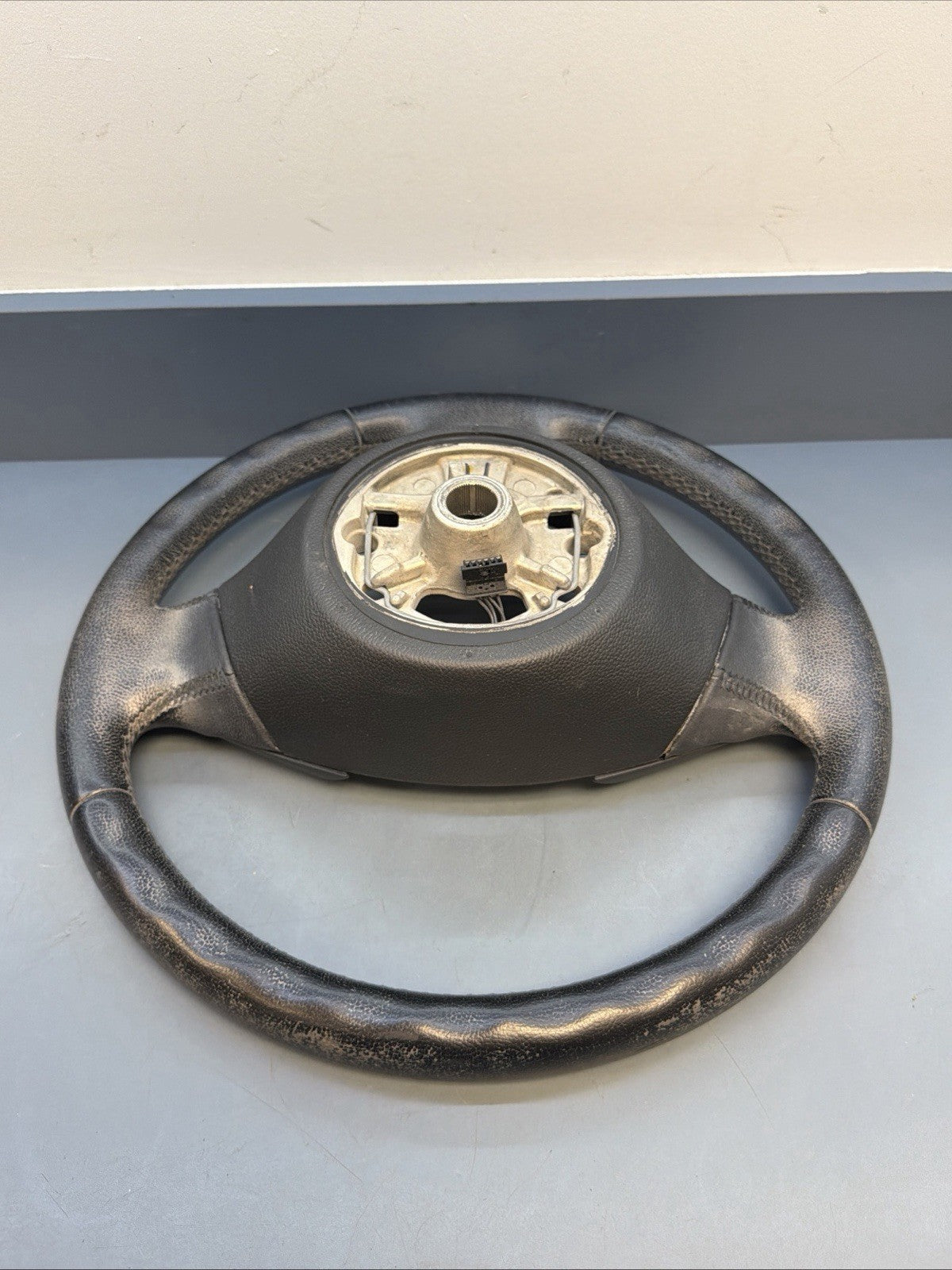 2006–2011 BMW 325i E90 STEERING WHEEL W/ CONTROL SWITCHES OEM 6959893-01 6764547