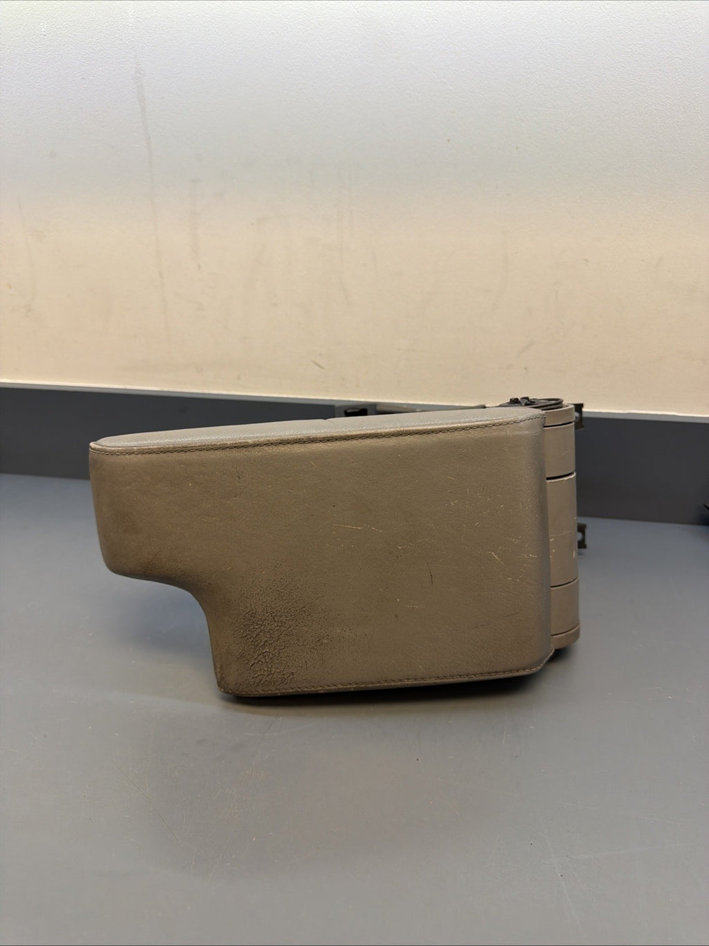 BMW E46 2 DOOR 4 DOOR  CENTER CONSOLE ARMREST STORAGE LEATHER GRAY 8213678