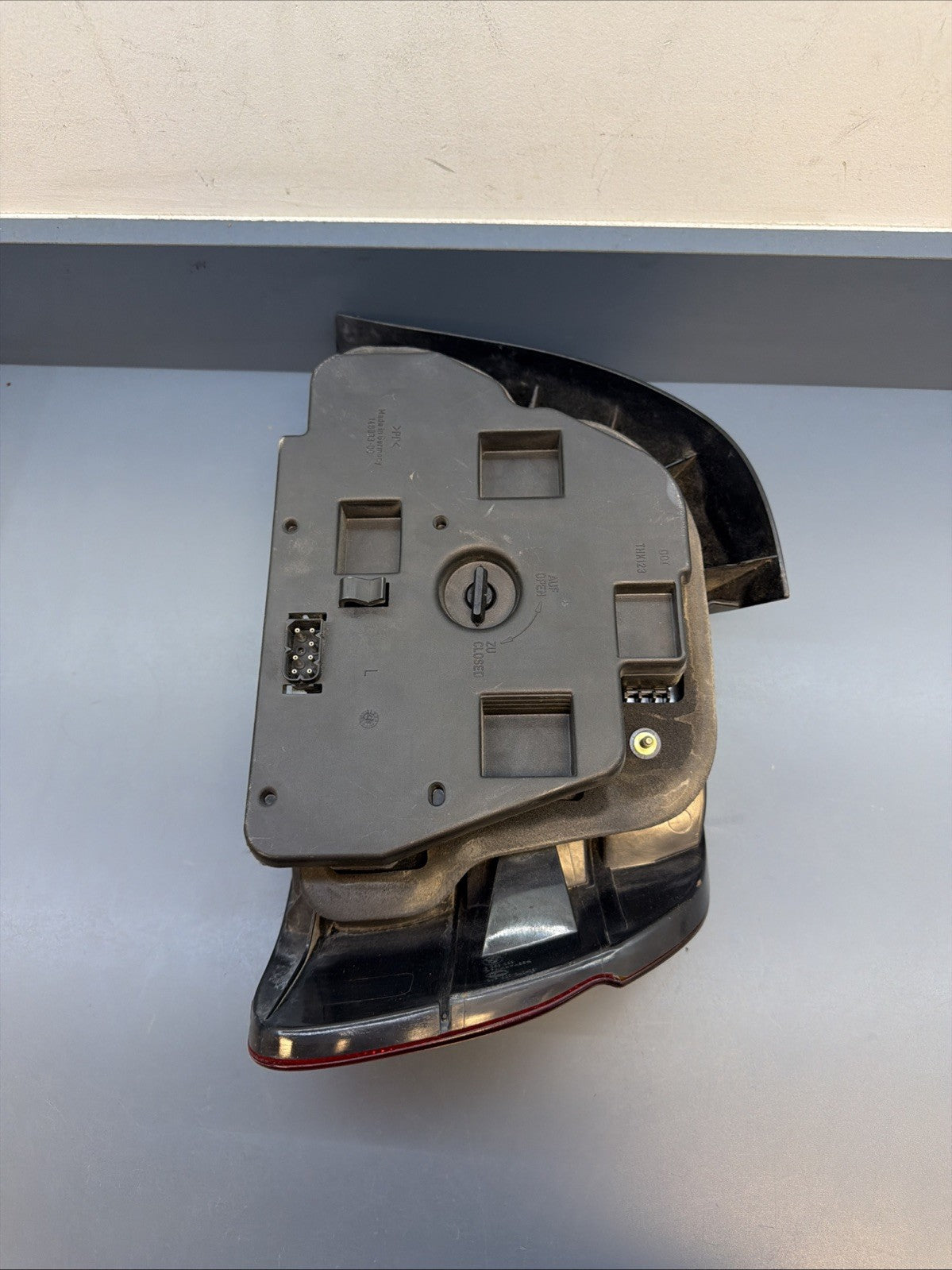 1997-2000 BMW E-39 5-Series Driver Left Side Taillight Unit 146033-00 OEM