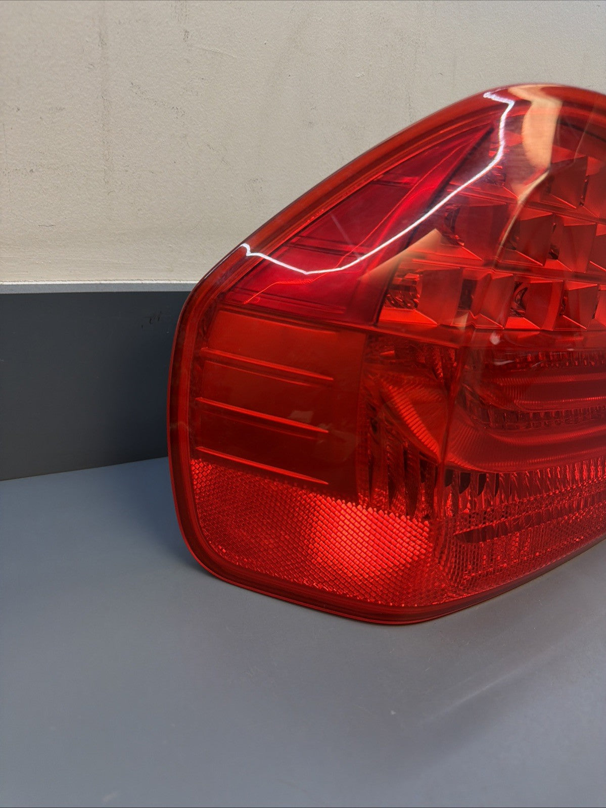 09-11 BMW E90 3 SERIES 328i 335i REAR LEFT DRIVER SIDE OUTER TAIL LIGHT 4871735