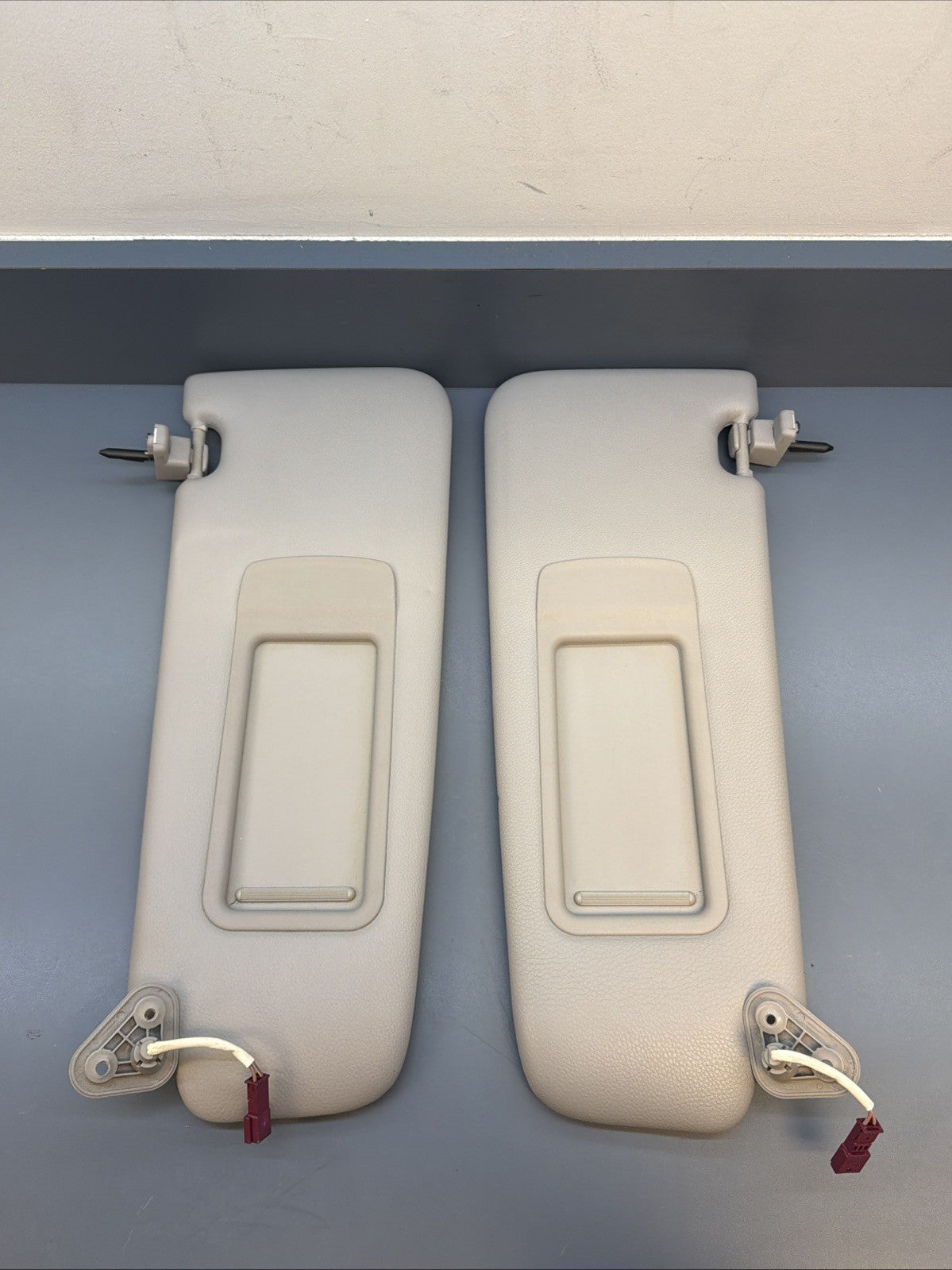 BMW E90 E91 E92 E93 Sun Visor Set OEM – Driver & Passenger 6905983 GRAY