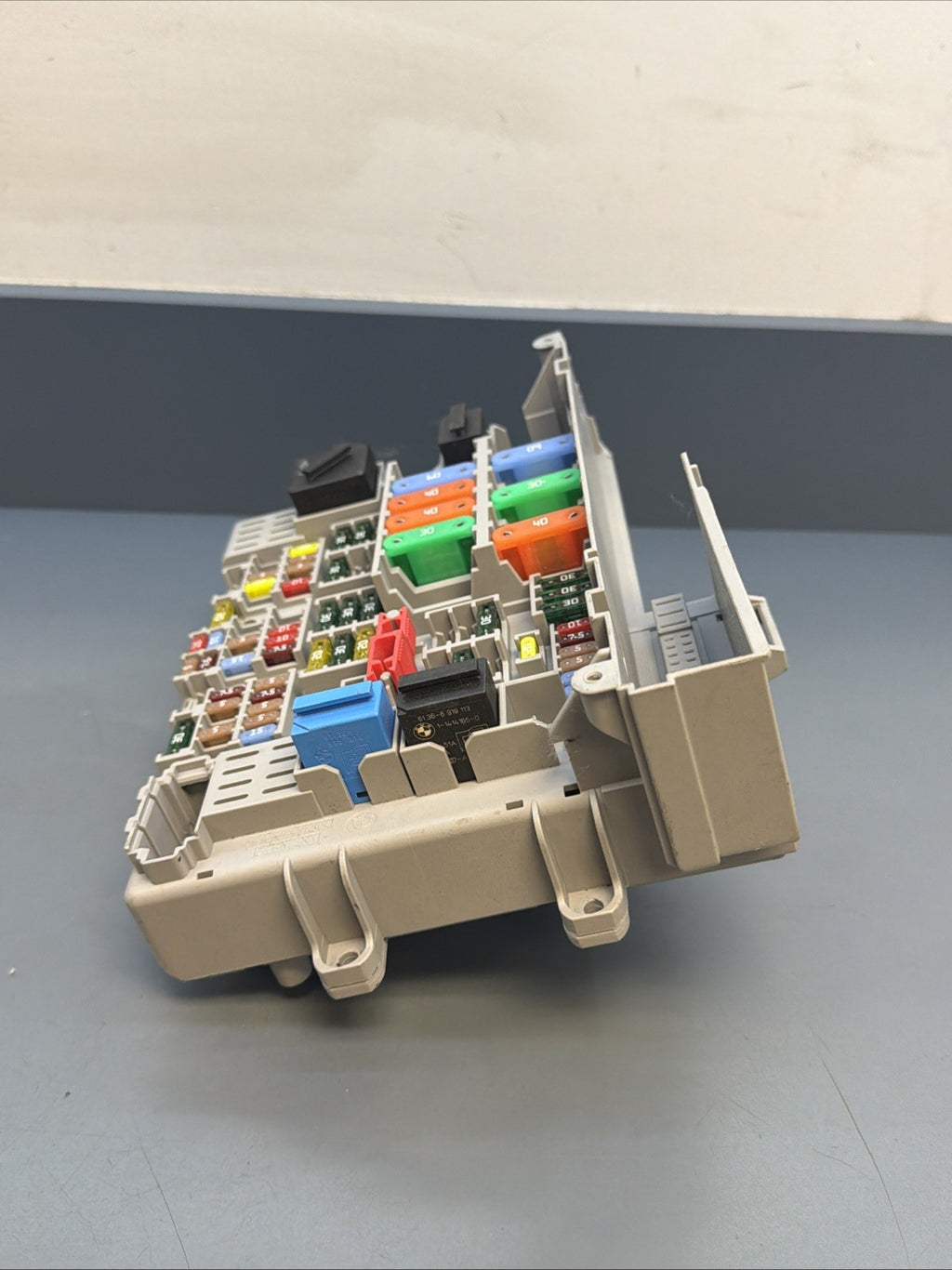 2006-2008 BMW 330i E90 Power Distribution Fuse Relay Box 6906622 61146906622