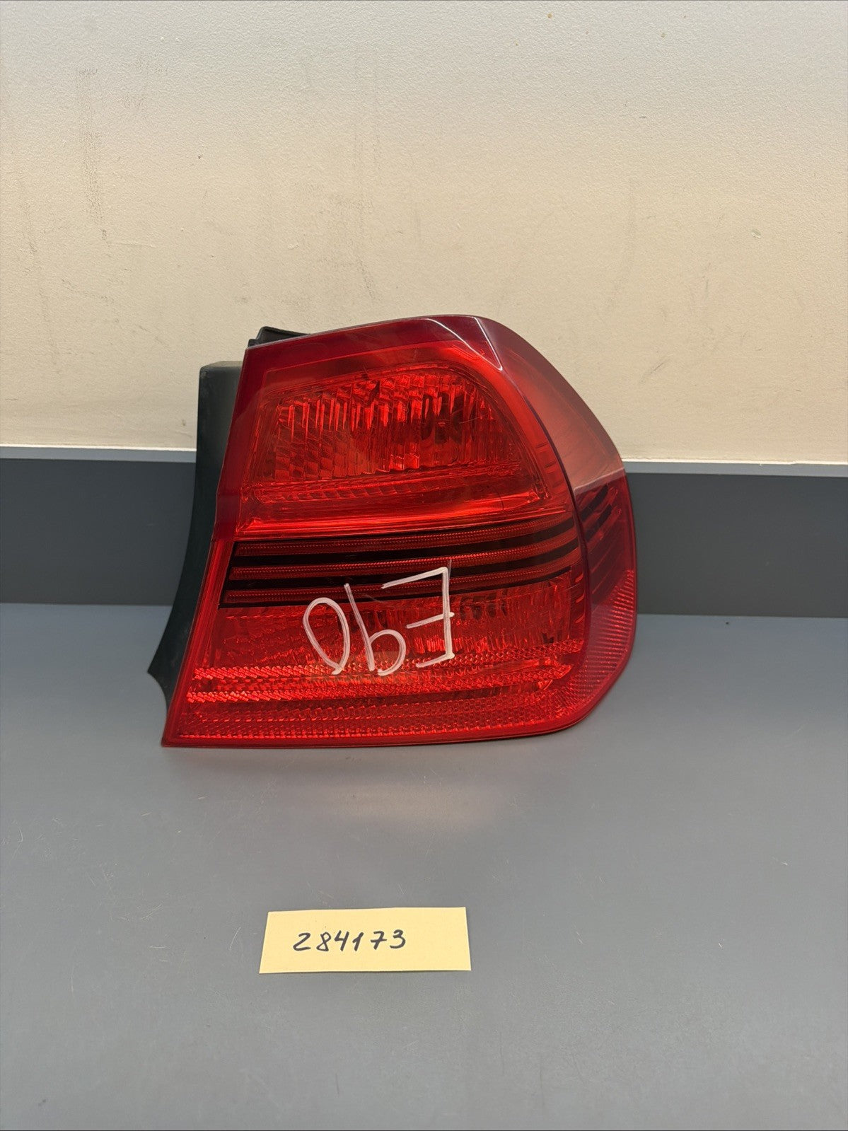 2006-2006 BMW E90 OUTTER PASSANGER PRE LCI TAIL LIGHT 7161956