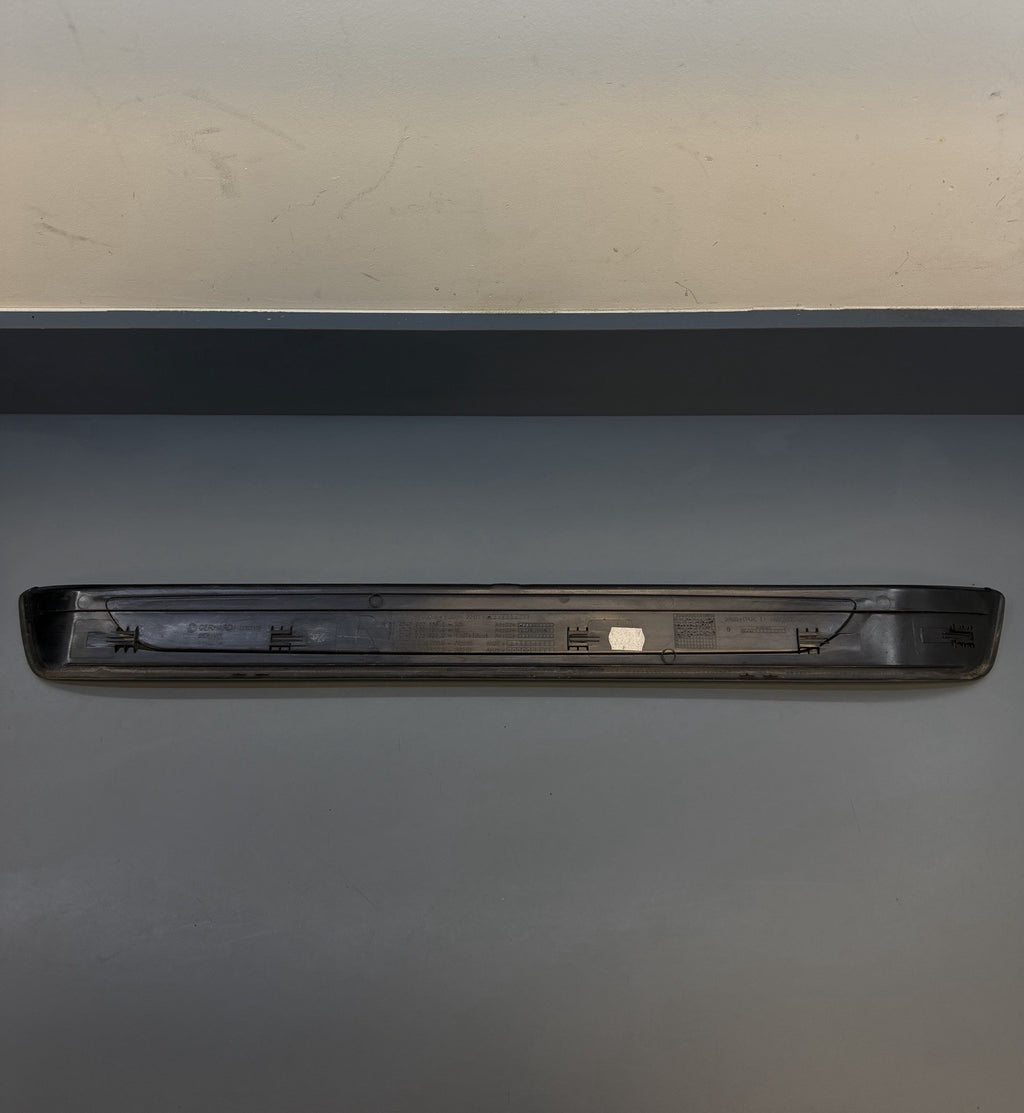 BMW E90 E91 LCI Front Right Entrance Cover Trim Strip Edition 7255930
