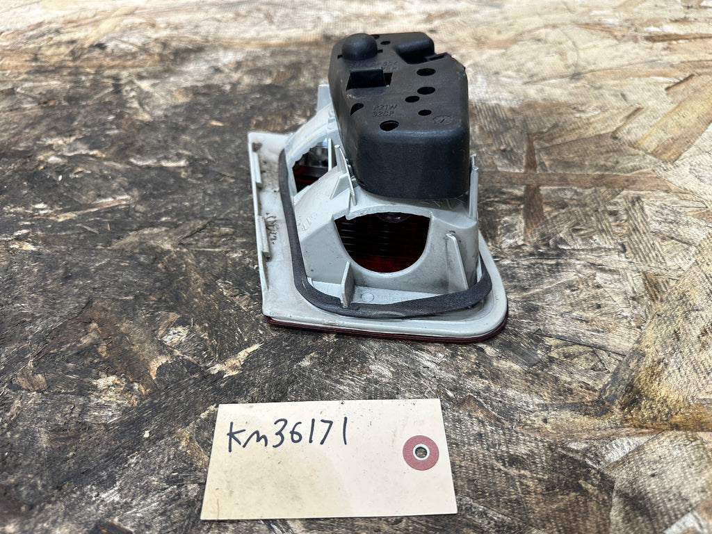 BMW 01-06 E46 LCI 3 SERIES REAR RIGHT TRUNK TAIL LIGHT OEM 388570R+8907938