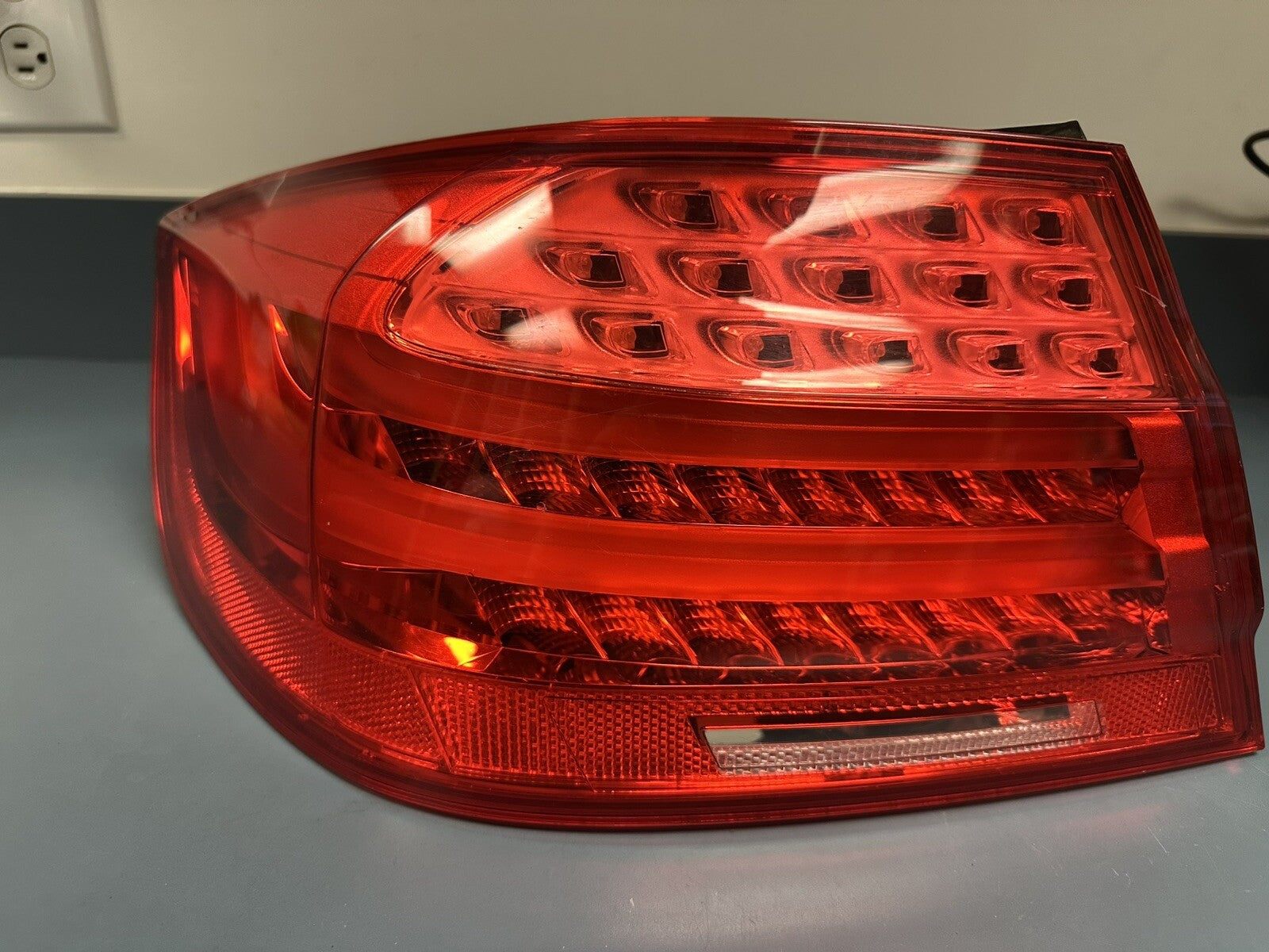 2011-2013 BMW 3 -SERIES E92 LEFT SIDE LH OUTER LED LCI TAILLIGHT OEM 7251959
