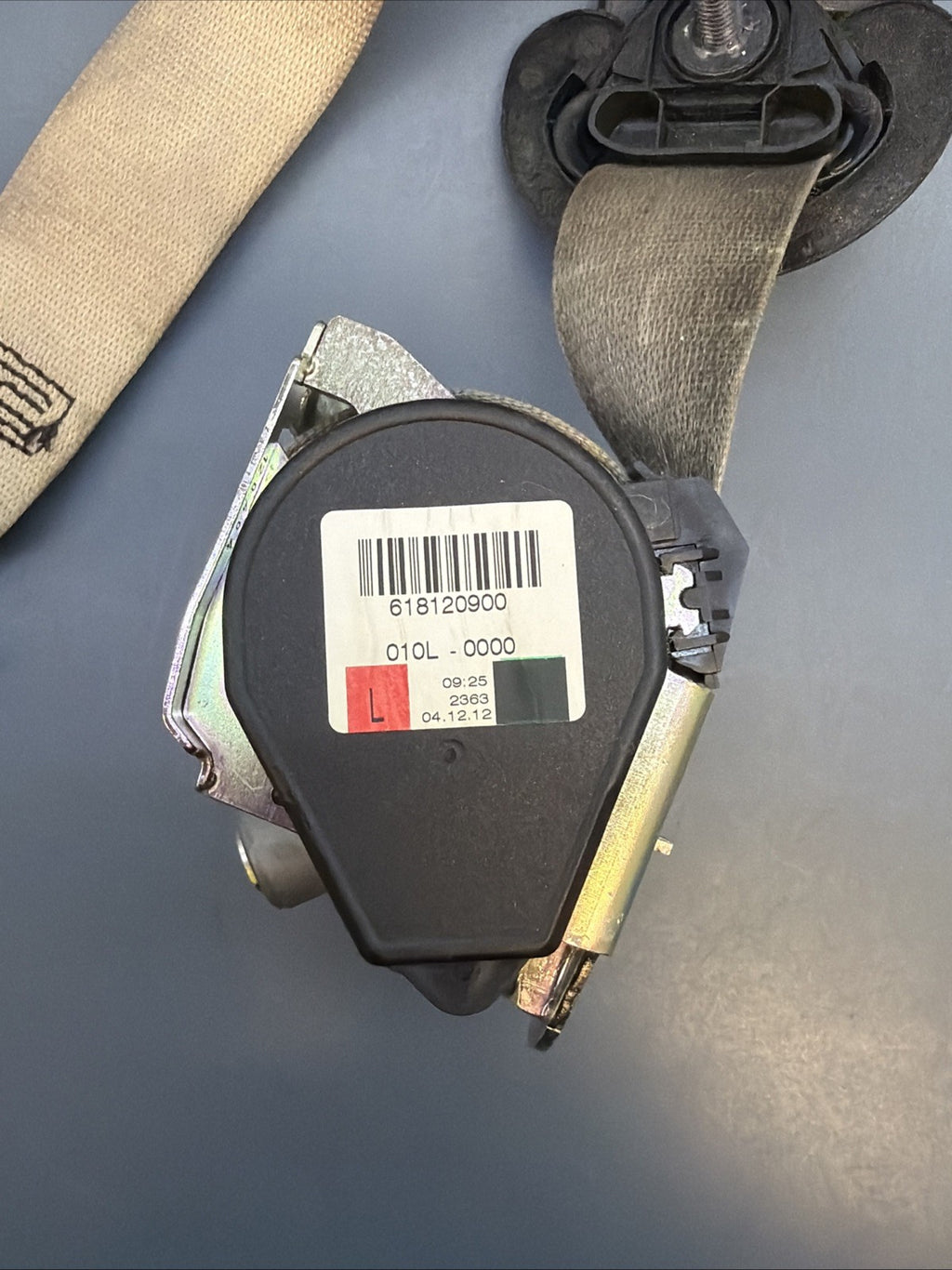 11-16 BMW F10 FRONT LEFT DRIVER SEAT BELT RETRACTOR OEM 618120900 BEIGE