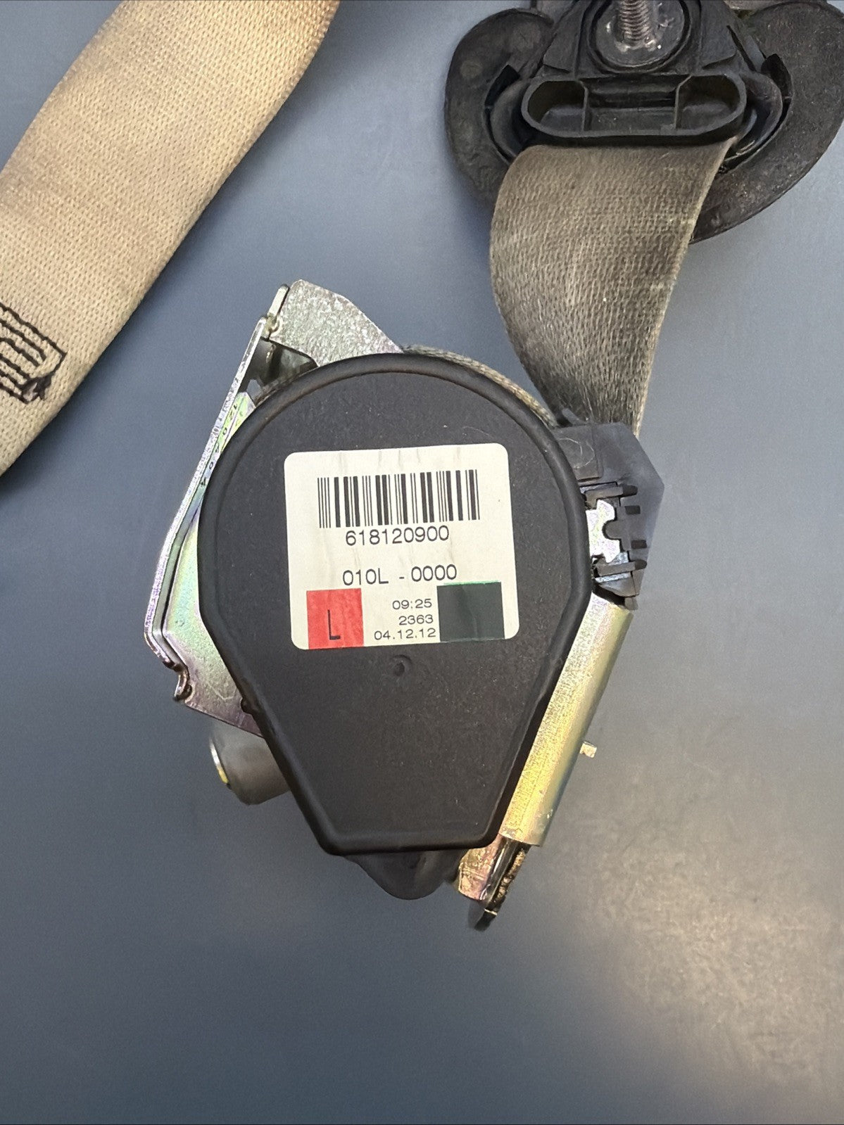 11-16 BMW F10 FRONT LEFT DRIVER SEAT BELT RETRACTOR OEM 618120900 BEIGE