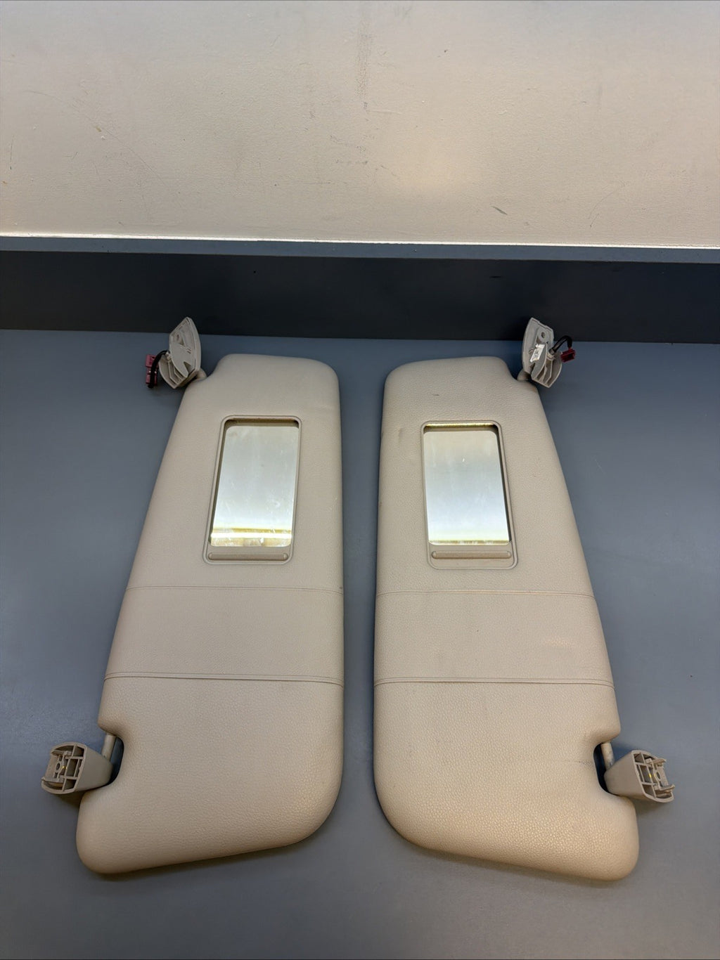 2008 E60 BMW 535i LEFT RIGHT WINDSHIELD SUN VISOR 6905983 OEM SET OF 2