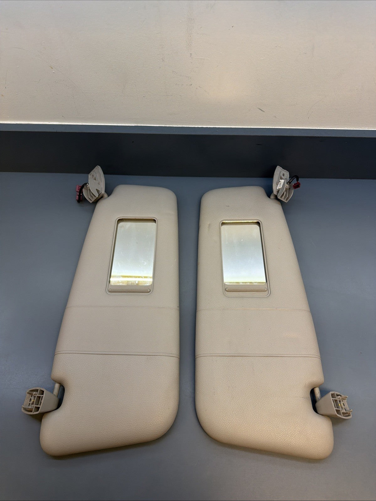 2008 E60 BMW 535i LEFT RIGHT WINDSHIELD SUN VISOR 6905983 OEM SET OF 2
