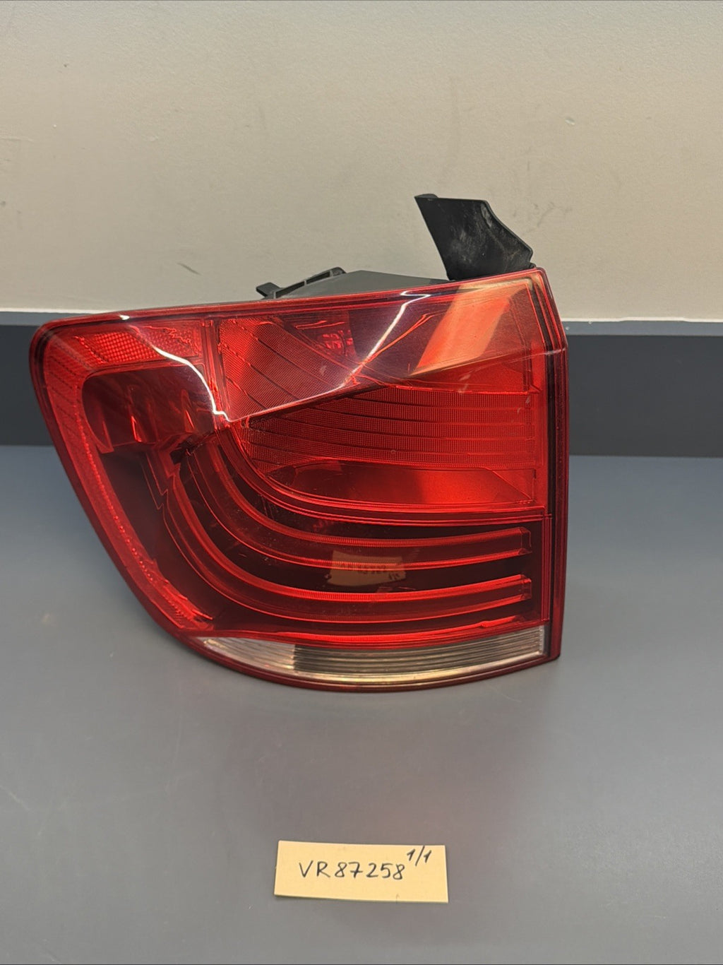 OEM 2012-2015 BMW X1 LH REAR LEFT DRIVERS TAIL LIGHT ASSEMBLY 2990111