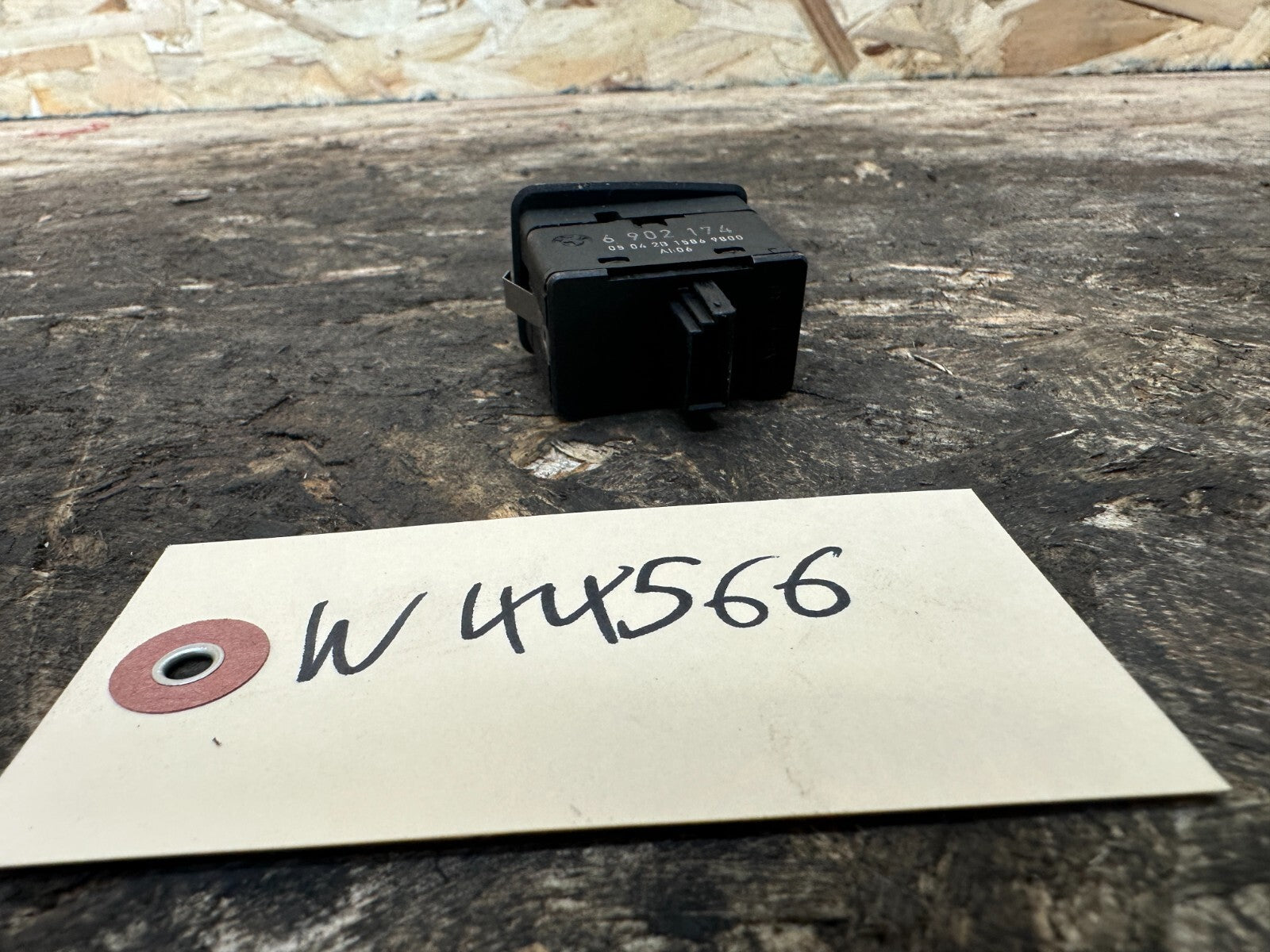 BMW 1999-2005 E46 3 SERIES REAR LEFT/RIGHT POWER WINDOW SWITCH OEM 6902174