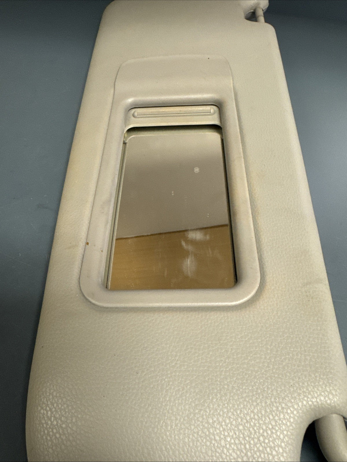 06-12 BMW E90 E91 3-SERIES SEDAN RIGHT PASSENGER SUN VISOR GRAY W/ MIRROR 725205