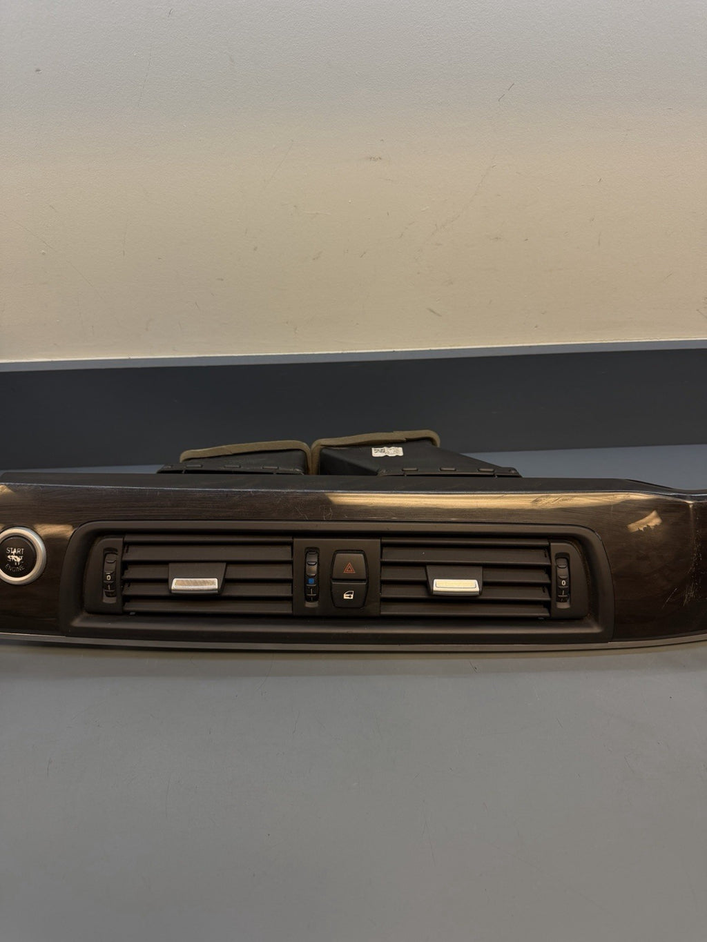 2011-2013 BMW 535I CENTER DASH AIR VENT WITH TRIM MOLDING OEM 9192936-06