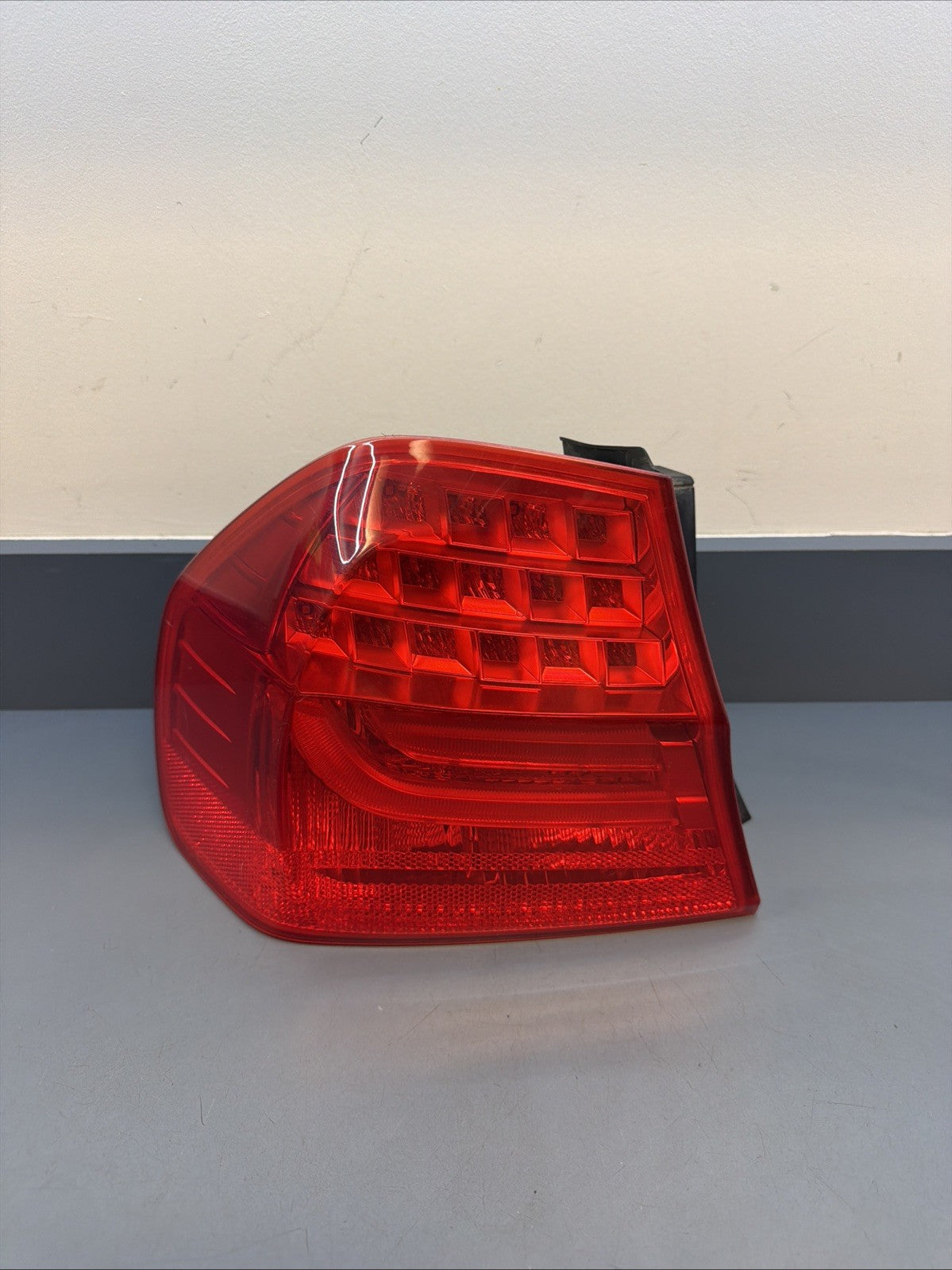 BMW 09-11 E90 LCI LEFT DRIVER SIDE REAR OUTER TAIL LIGHT OEM 7289429