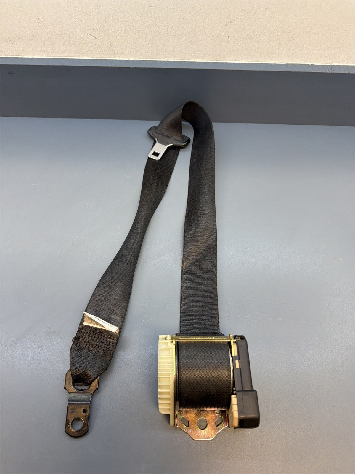 2003 - 2008 BMW Z4 E85 LEFT DRIVER SIDE SEATBELT SEAT BELT RETRACTOR OEM 7016875