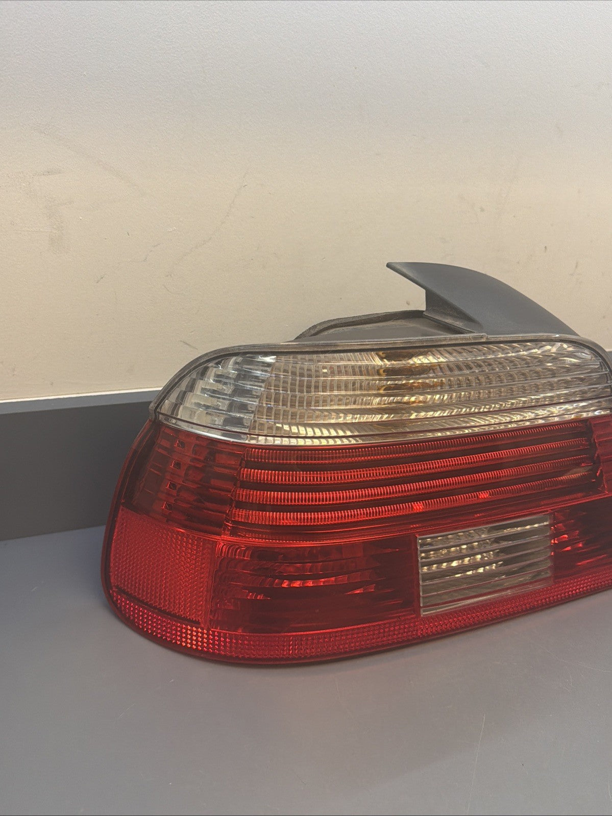 01-03 BMW E39 525 530 540 Sedan Left Driver Side Tail Light Lamp HELLA 6902529