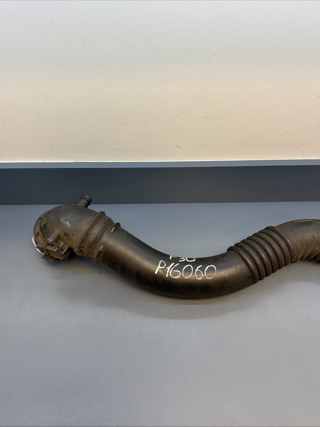 12-18 BMW F25 F30 328 F32 F36 N20 N26 TURBOCHARGER AIR PRESSURE PIPE OEM 7605044