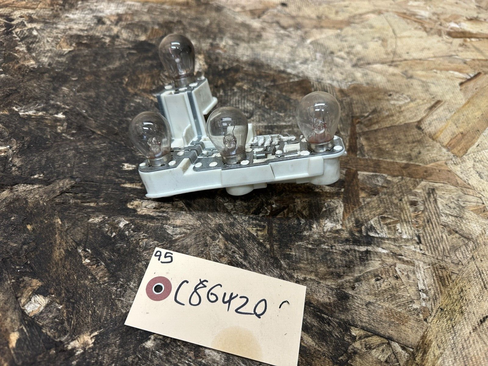 BMW 06-08 E90 PRE LCI RIGHT/PASSANGER SIDE TAILLIGHT BULB HOLDER OEM 6937474