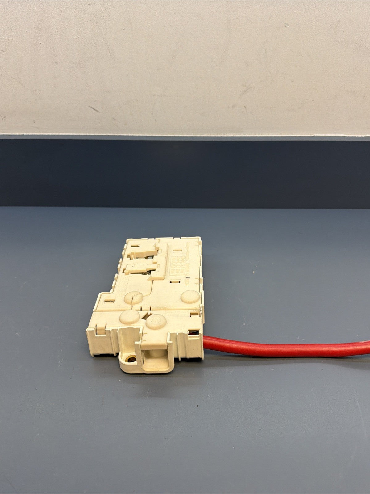 97-03 BMW E39 E38 5/7 Series Rear Trunk Power Distribution Fuse Relay 8370638