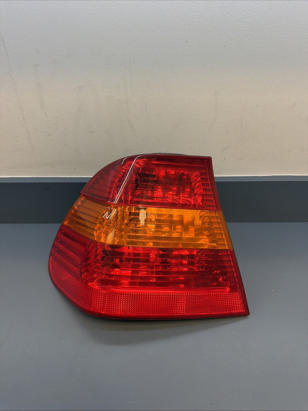 OEM 2002 2003 2004 2005 BMW E46 330i 325i LEFT DRIVER BRAKE TAIL LIGHT 6907933