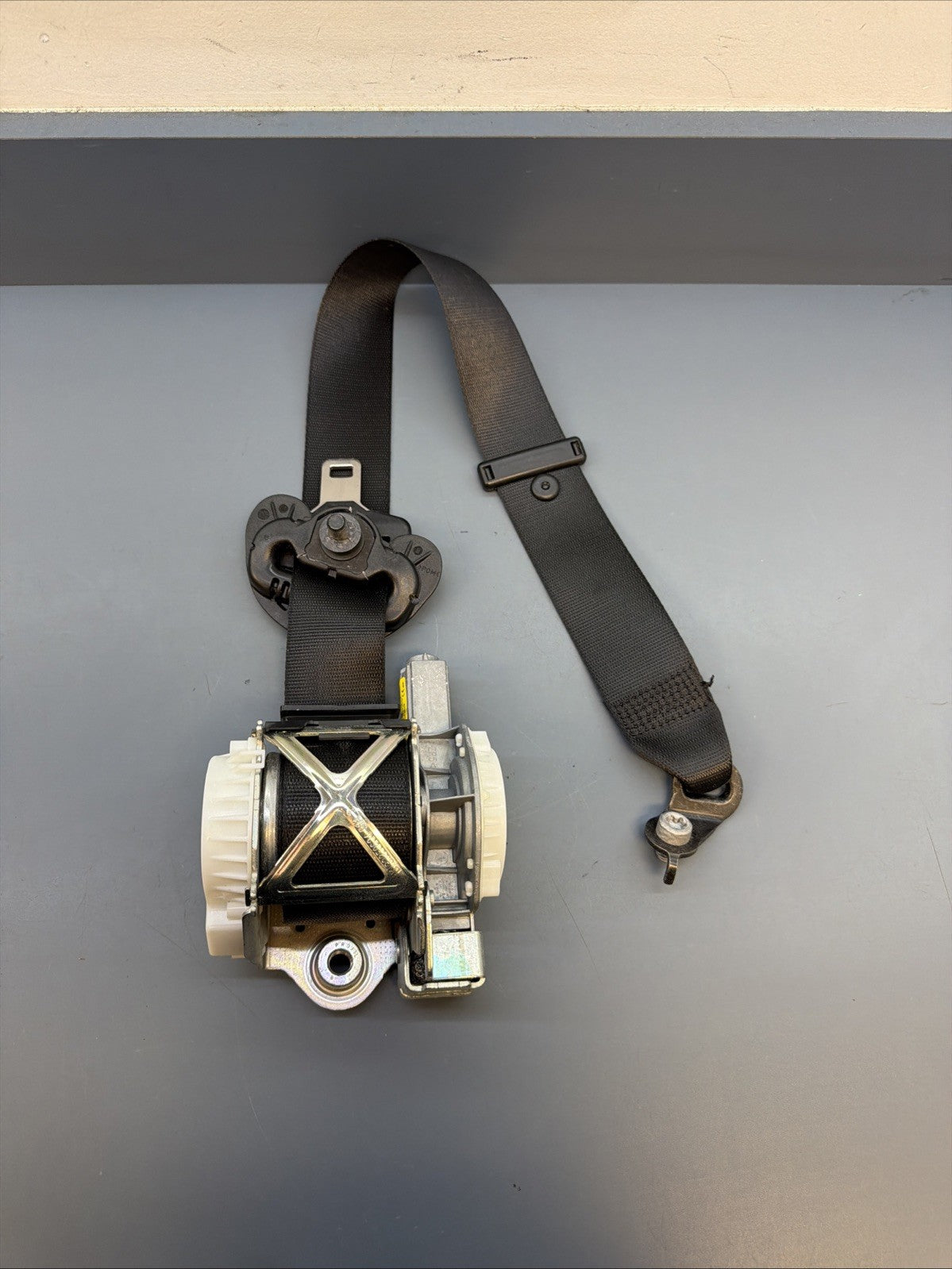 BMW F30 F31 F34 FRONT PASSANGER SEAT BELT RETRACTOR OEM 34107541D