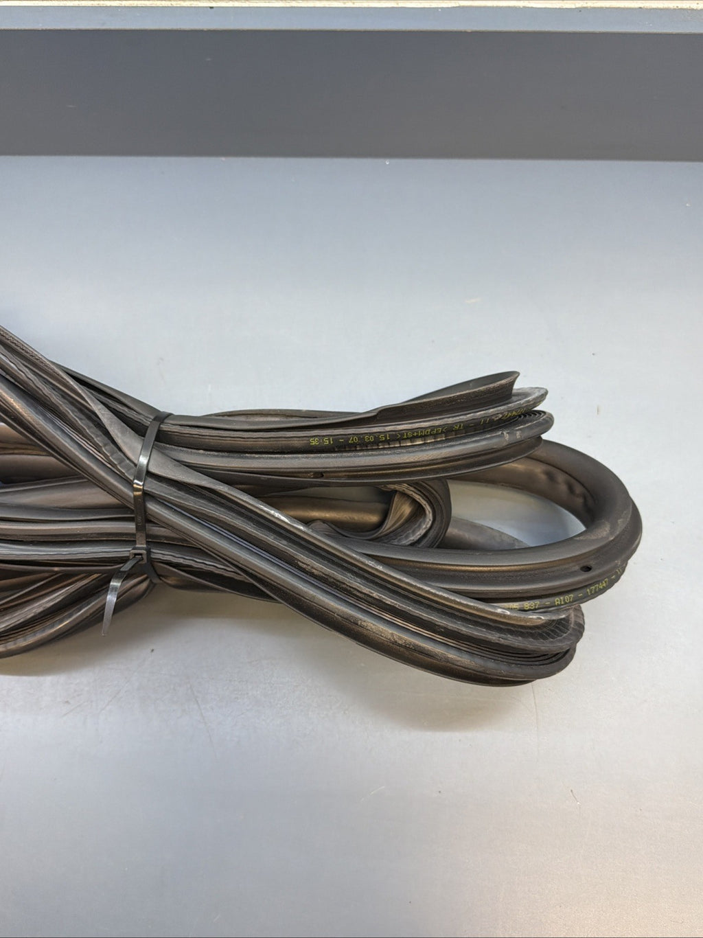 12-18 BMW 328i F30 FRONT LEFT OR RIGHT DOOR WEATHERSTRIP SEAL 7258312