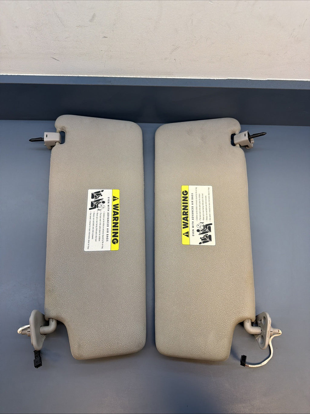 04-2010 BMW X3 E83 SUN VISOR PAIR LEFT AND RIGHT 8373575