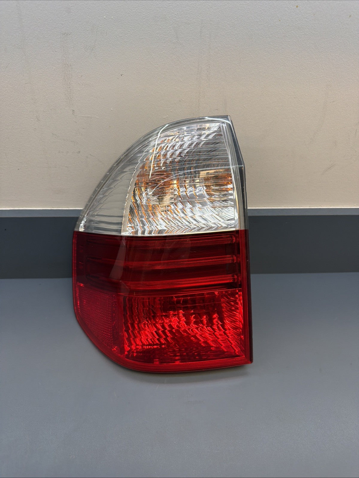 2007-2010 BMW X3 LEFT DRIVER SIDE OUTER TAIL LIGHT LAMP ASSEMBLY 7162211 OEM