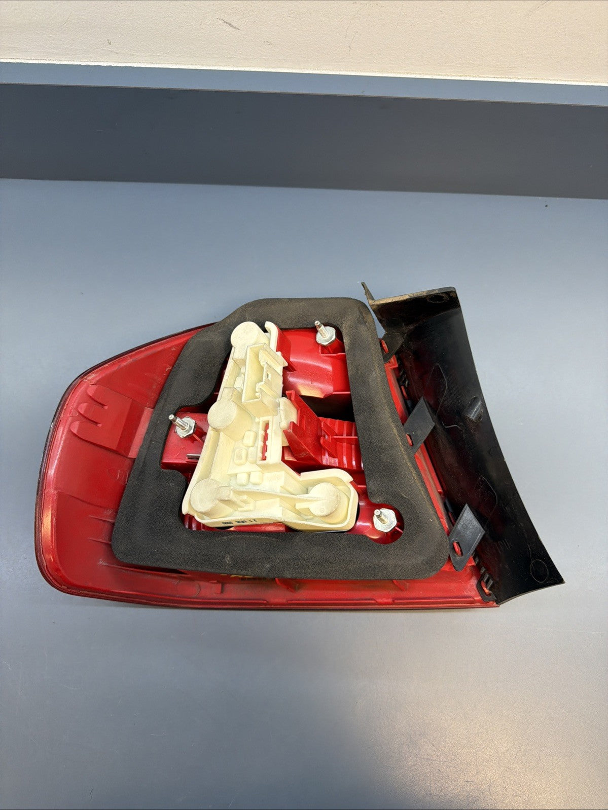 2006-2006 BMW E90 OUTTER PASSANGER PRE LCI TAIL LIGHT 7161956