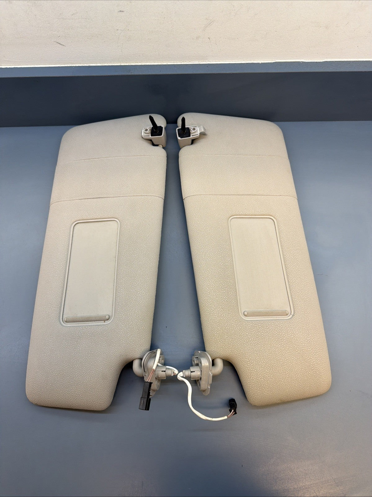 04-2010 BMW X3 E83 SUN VISOR PAIR LEFT AND RIGHT 8373575