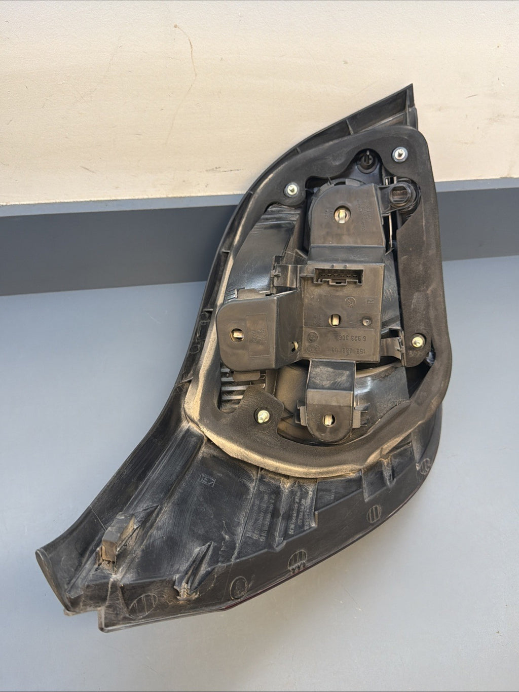 04-07 BMW 530 550 Rear Right Passenger Side Tail Light Assembly 6923306 OEM