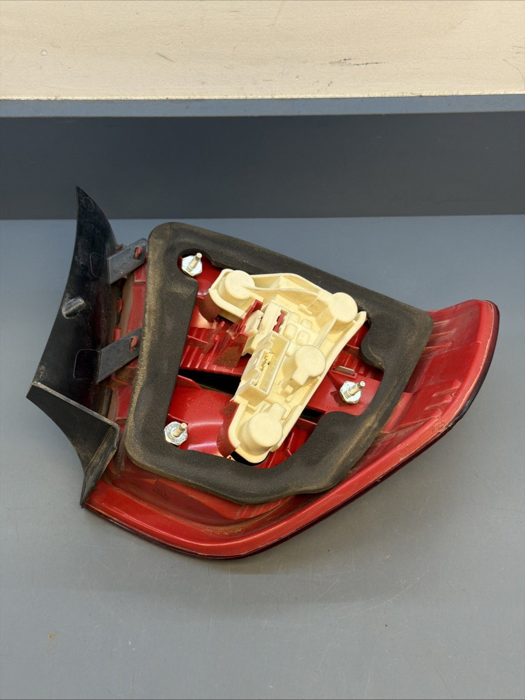 2006-2008 BMW E90 OUTTER PASSANGER PRE LCI TAIL LIGHT 7161956