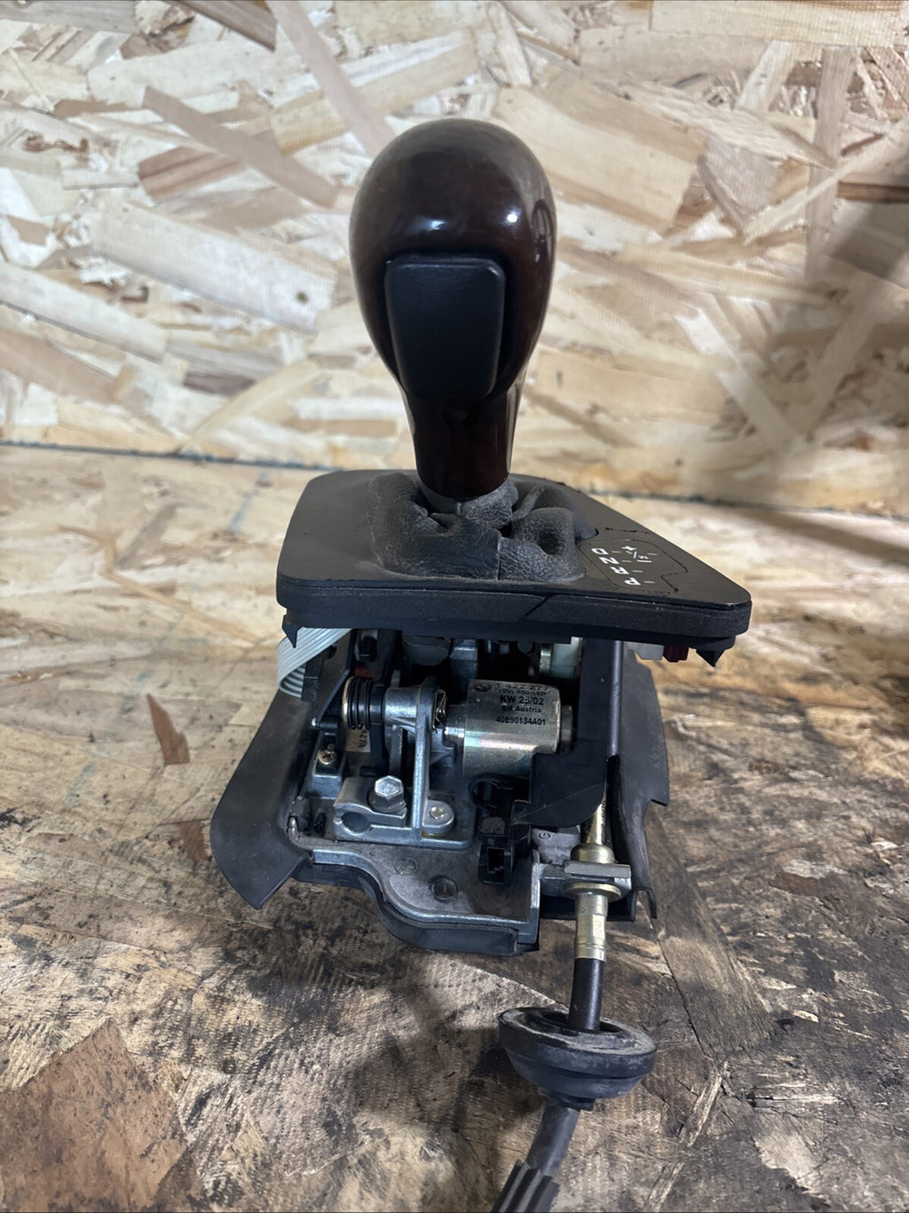 02-06 BMW E46 3-SERIES A/T AUTOMATIC TRANSMISSION SHIFTER W CABLE 7060677 OEM