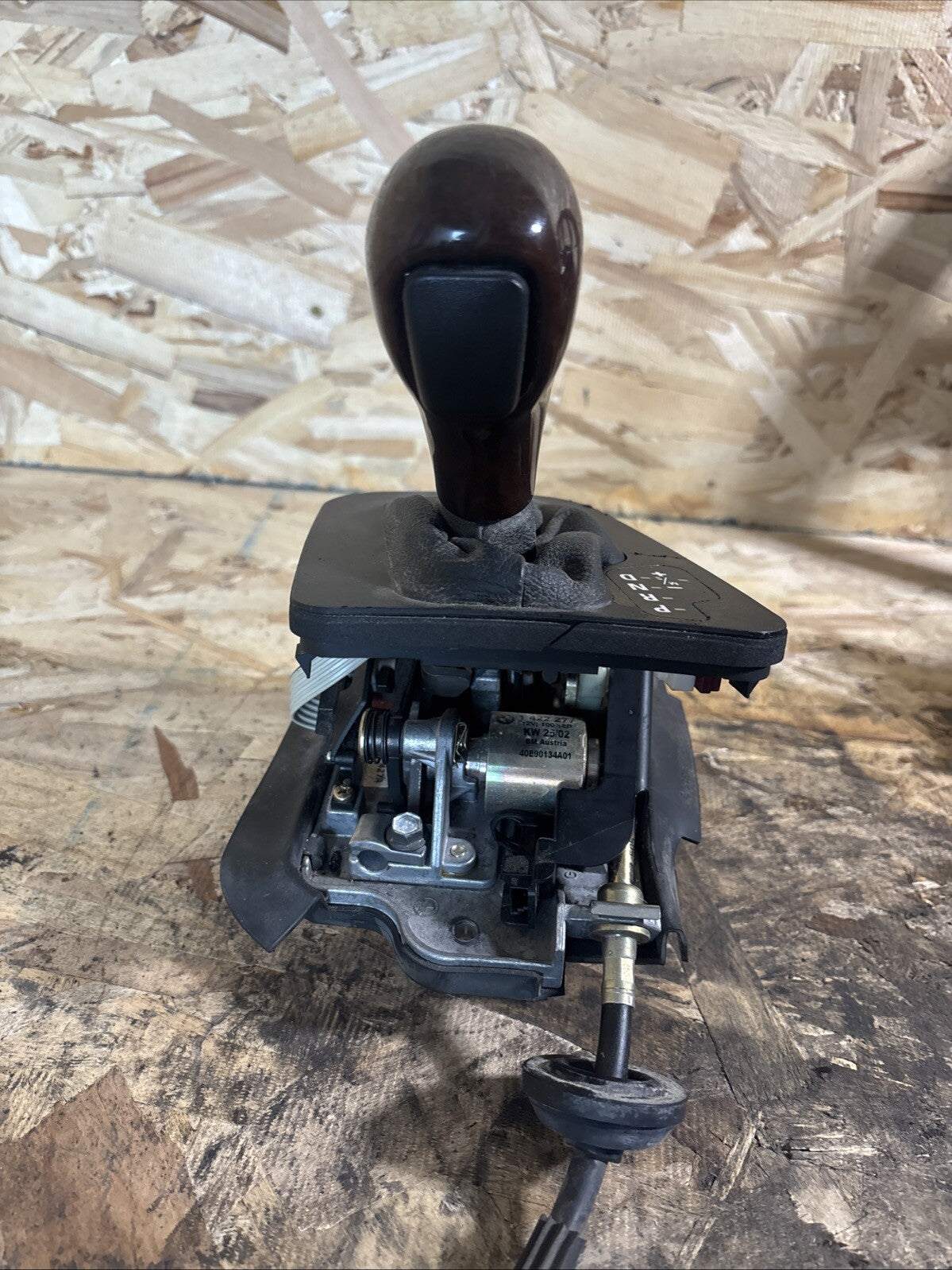 02-06 BMW E46 3-SERIES A/T AUTOMATIC TRANSMISSION SHIFTER W CABLE 7060677 OEM
