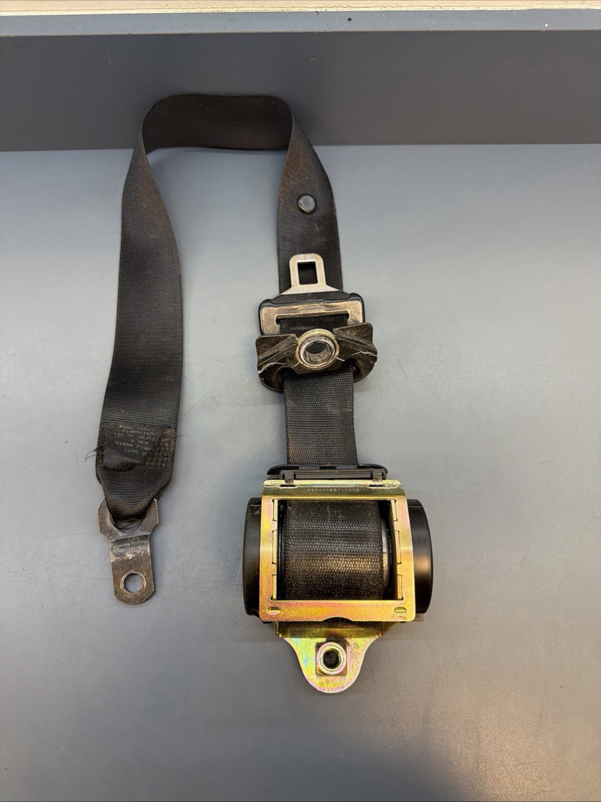 2001-2005 BMW 325I 325XI FRONT LEFT DRIVER SEAT BELT RETRACTOR 7009857 OEM
